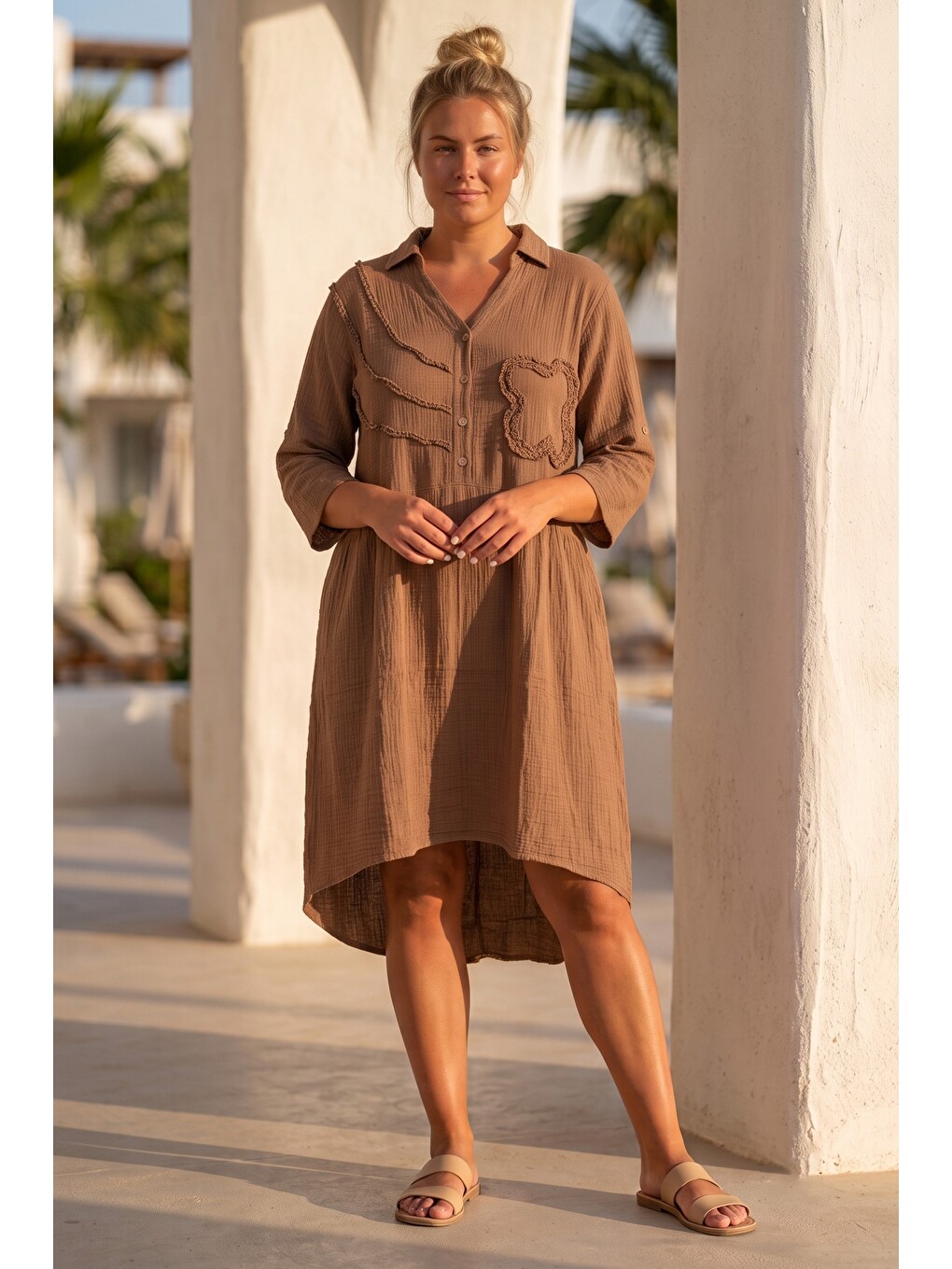 Kahverengi Camel V Yaka 3/4 Kol Düğmeli Süzene Nakışlı Casual Müslin Arkası Uzun Oversize Dokuma Elbise 110 65-2