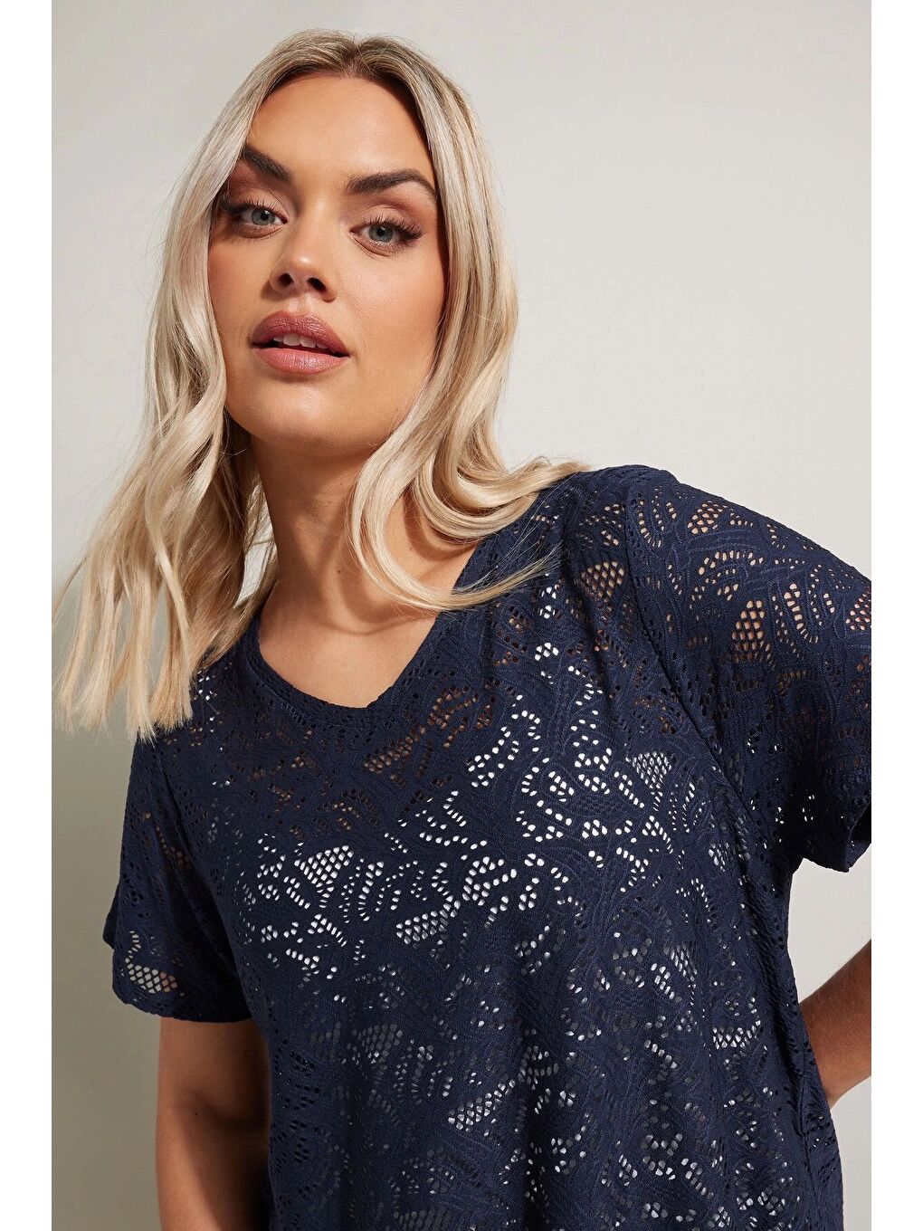 Lacivert Büyük Beden V Yaka Kısa Kollu Astarsız Dantel T-shirt 304095-3