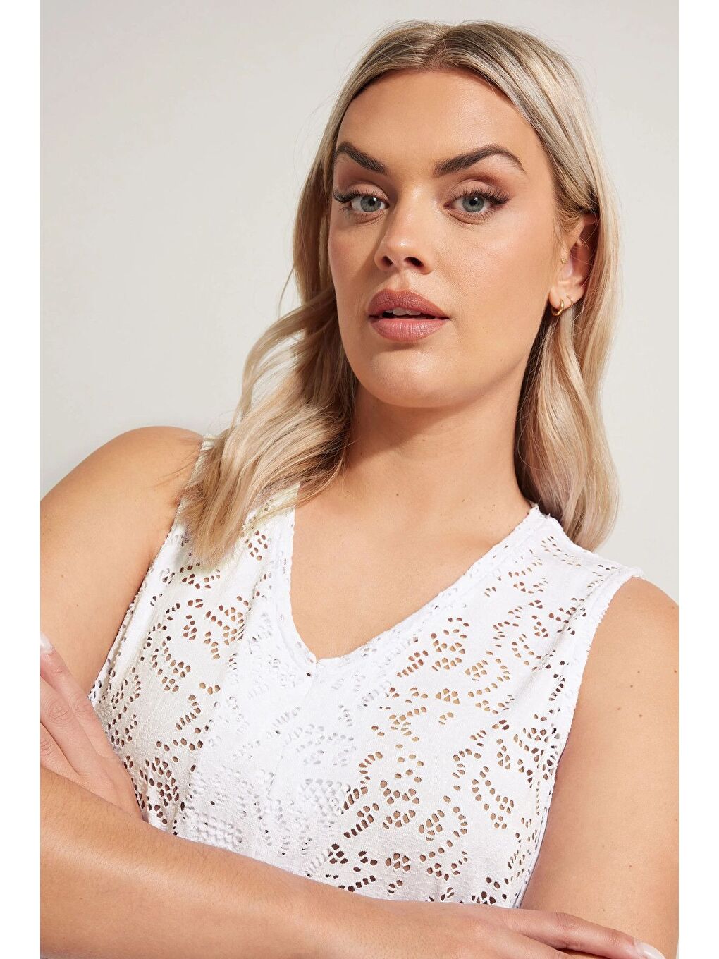 Beyaz Büyük Beden V Yaka Sıfır Kol Astarsız Dantel Bluz 304098-3