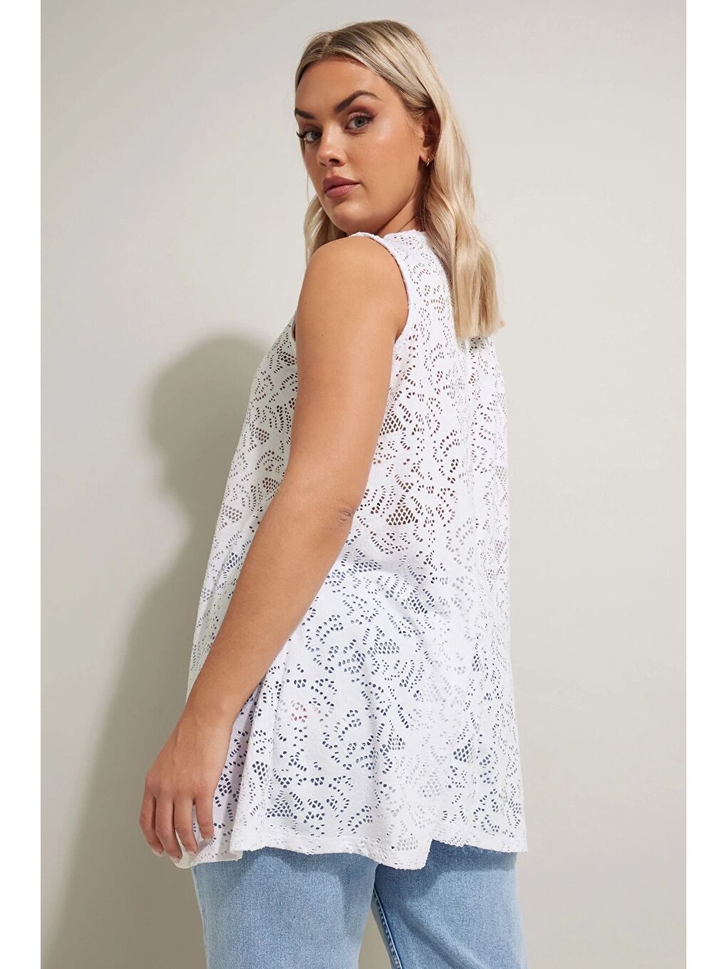 Beyaz Büyük Beden V Yaka Sıfır Kol Astarsız Dantel Bluz 304098-4