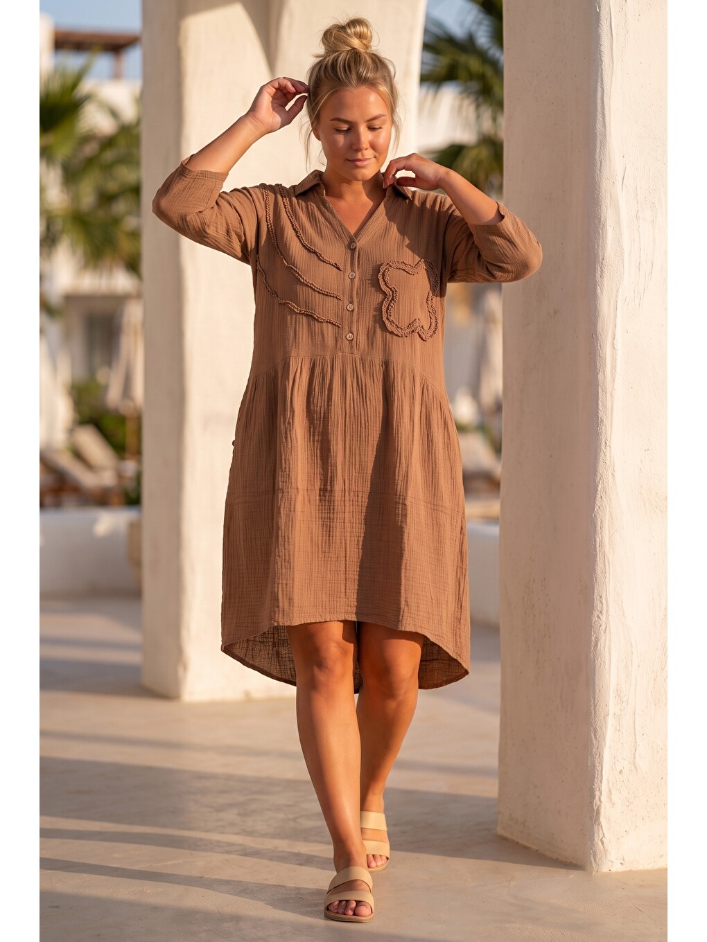 Kahverengi Camel V Yaka 3/4 Kol Düğmeli Süzene Nakışlı Casual Müslin Arkası Uzun Oversize Dokuma Elbise 110 65-5