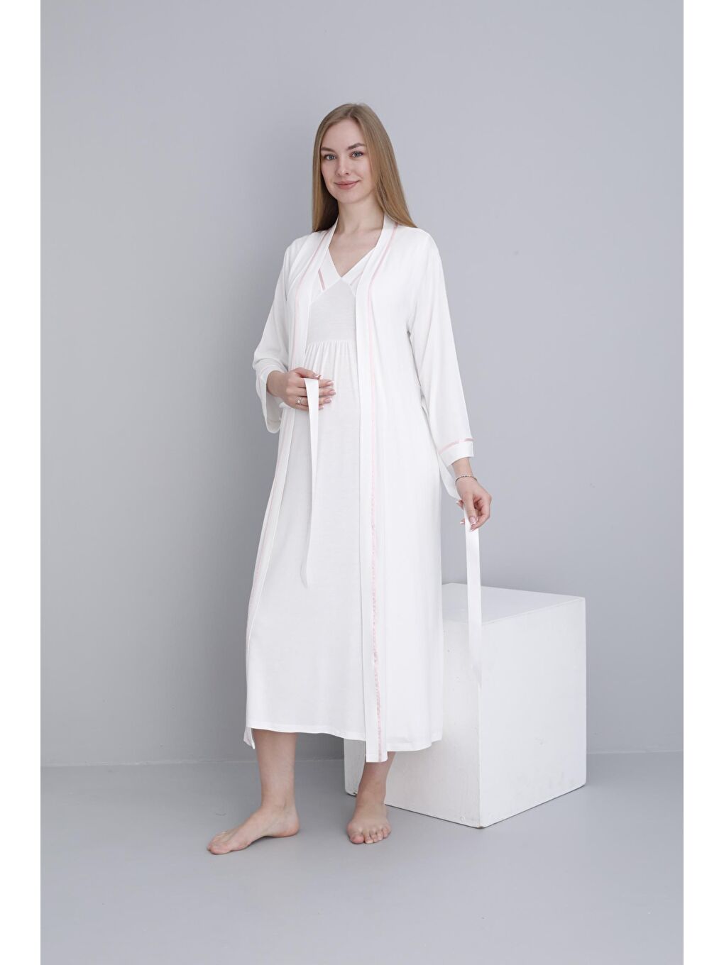 Beyaz Sabahlıklı Hamile ve Lohusa V Yaka Sıfır Kol Gecelik Takımı
