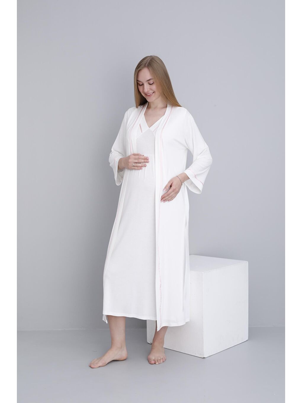 Beyaz Sabahlıklı Hamile ve Lohusa V Yaka Sıfır Kol Gecelik Takımı-1