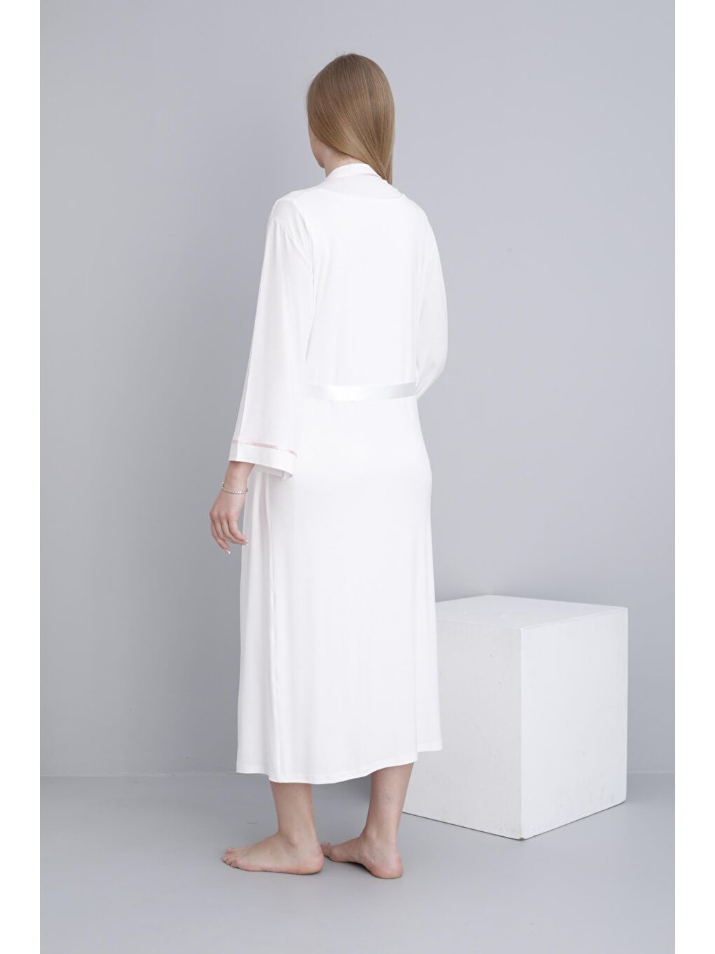 Beyaz Sabahlıklı Hamile ve Lohusa V Yaka Sıfır Kol Gecelik Takımı-2