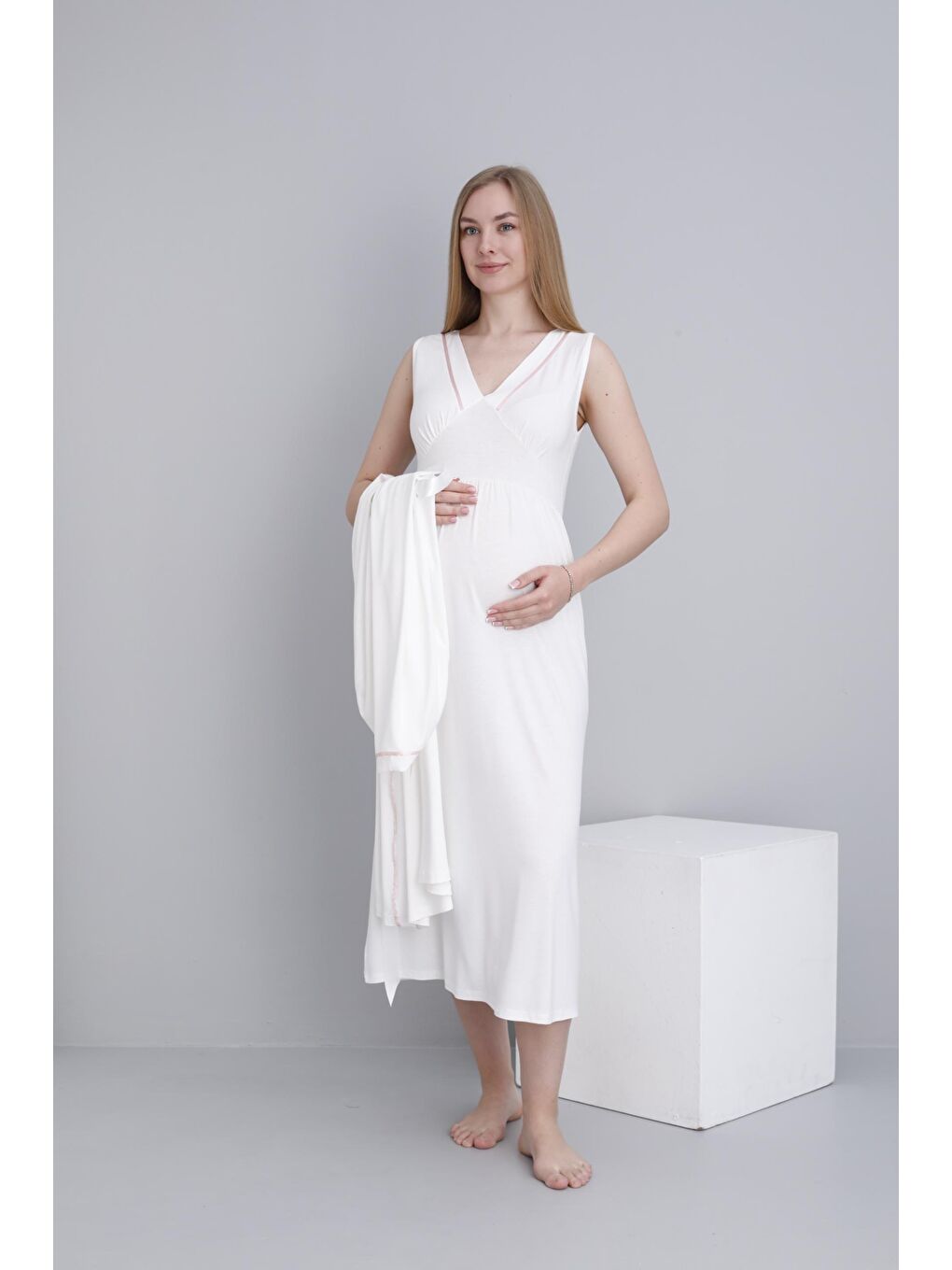 Beyaz Sabahlıklı Hamile ve Lohusa V Yaka Sıfır Kol Gecelik Takımı-3