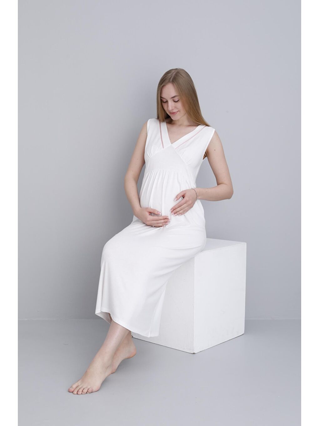 Beyaz Sabahlıklı Hamile ve Lohusa V Yaka Sıfır Kol Gecelik Takımı-4