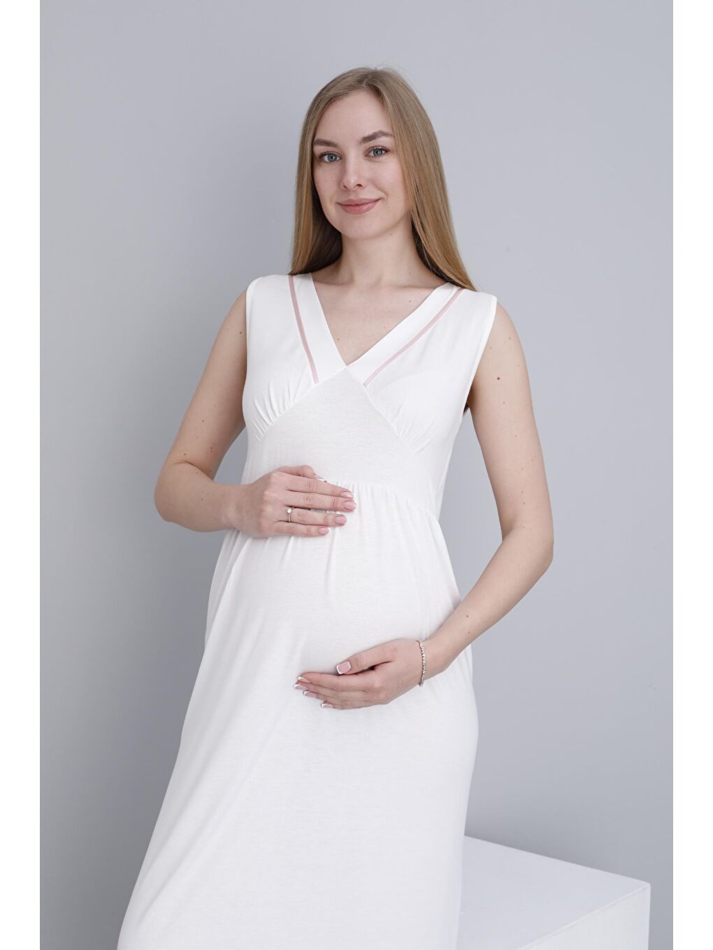 Beyaz Sabahlıklı Hamile ve Lohusa V Yaka Sıfır Kol Gecelik Takımı-5