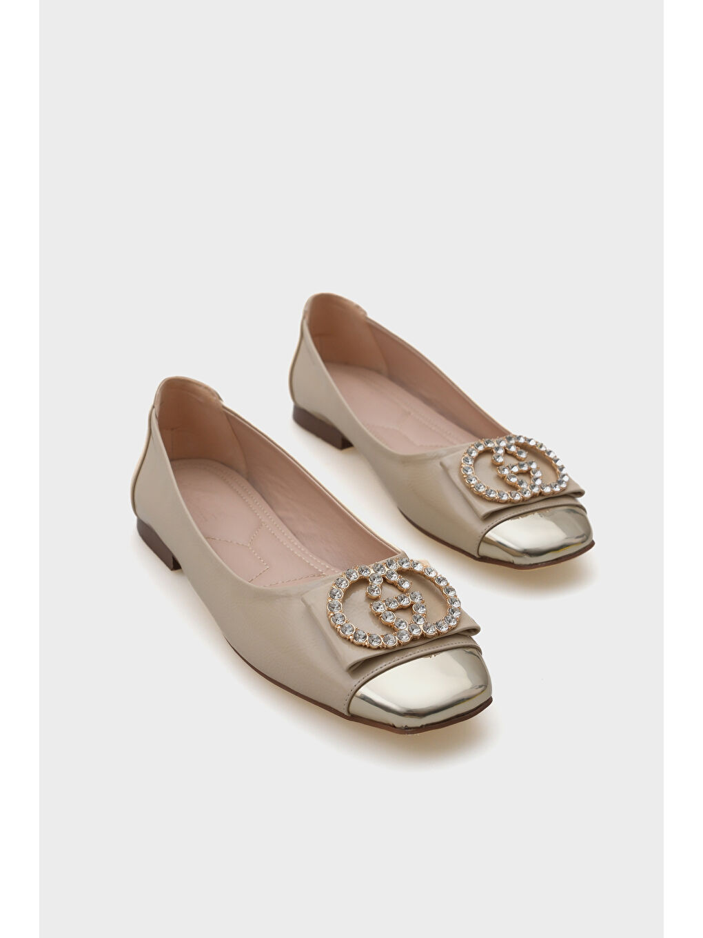 Bej Adel Küt Burunlu Taşlı Tokalı Kadın Babet-1