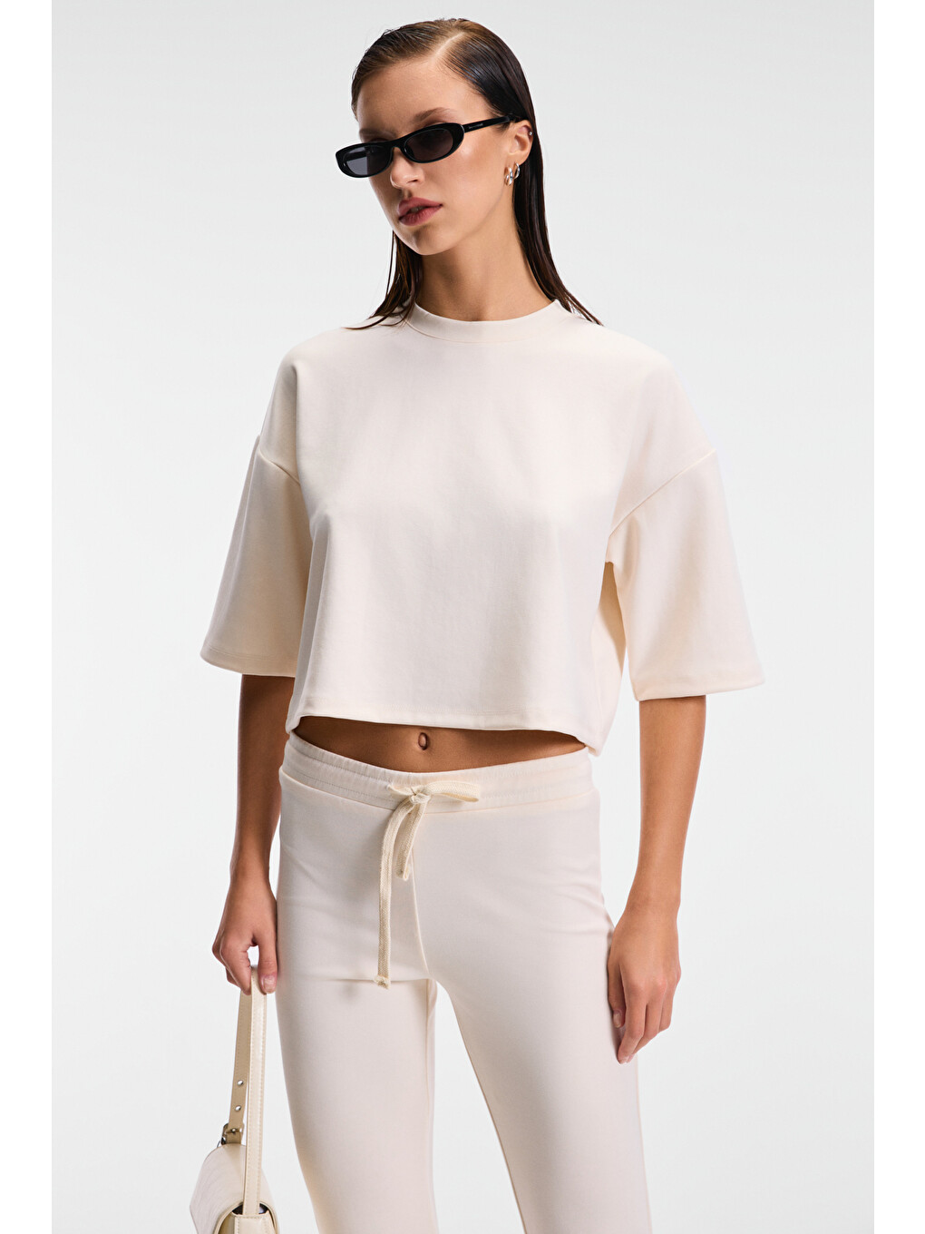 Vela Kadın Esnek Kumaşlı Bisiklet Yaka Oversize Fit Bej T-shirt