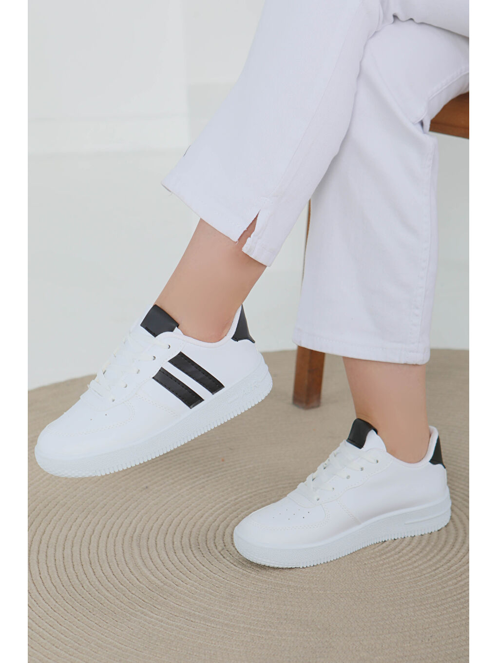 Kadın Beyaz Siyah Spor Ayakkabı - 27474-2