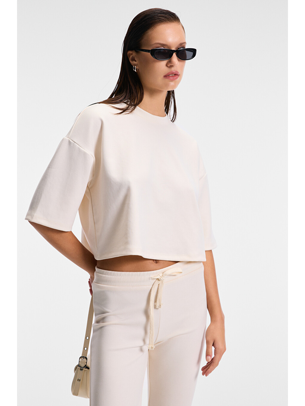 Vela Kadın Esnek Kumaşlı Bisiklet Yaka Oversize Fit Bej T-shirt-2