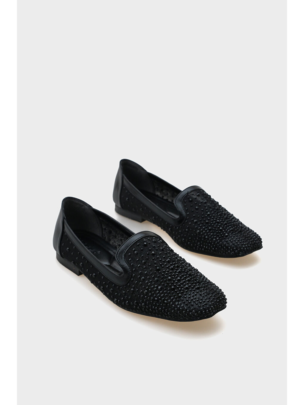 Siyah Ada Küt Burunlu Fileli Taşlı Kadın Babet-1