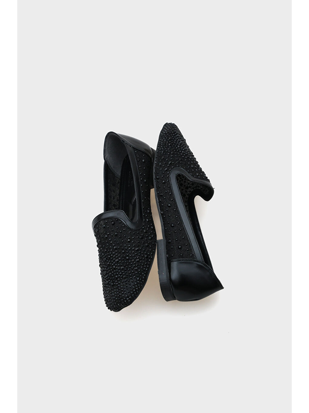 Siyah Ada Küt Burunlu Fileli Taşlı Kadın Babet-3