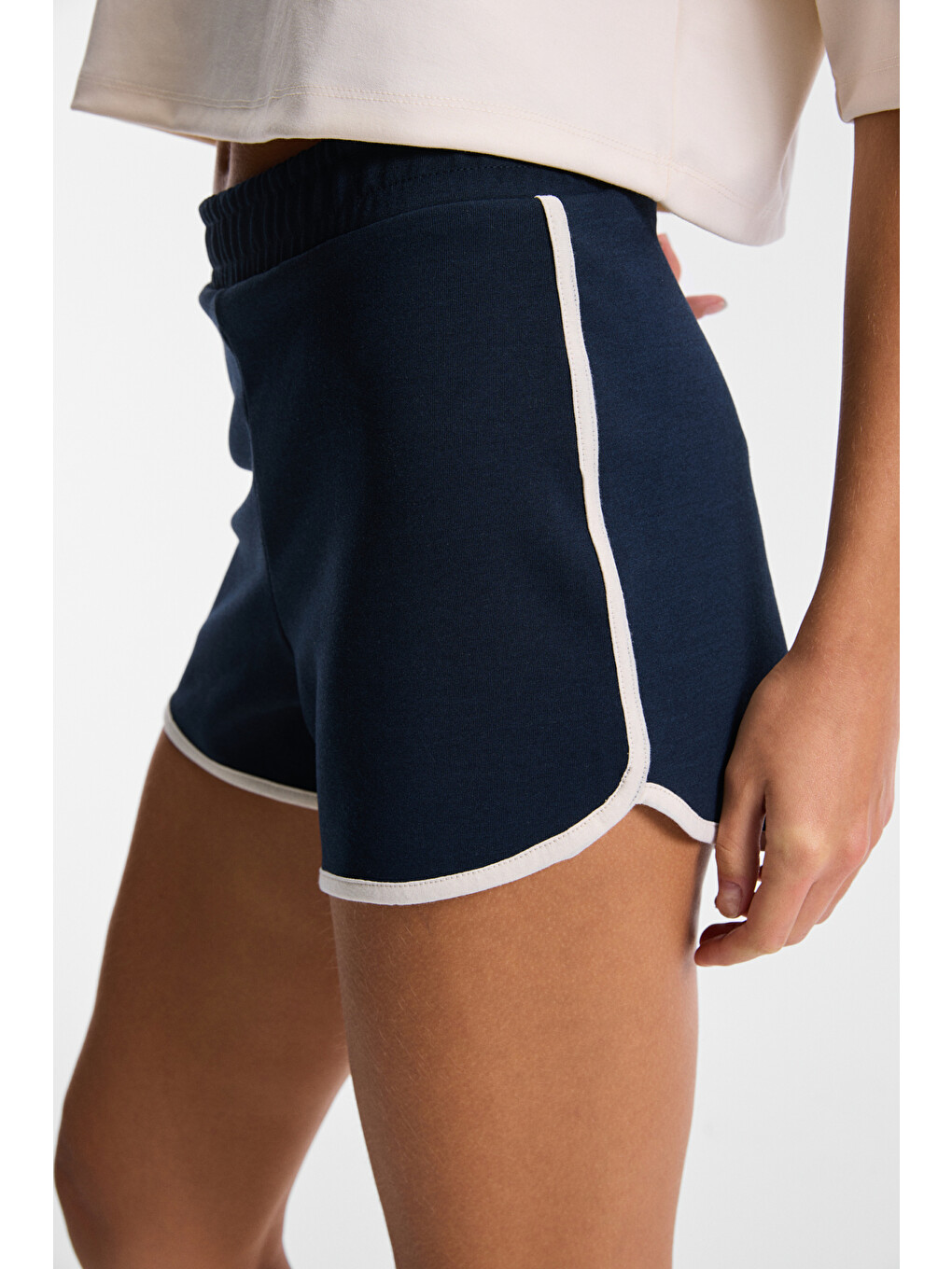 Quara Kadın Esnek Kumaşlı Comfort Fit Lacivert Şort-3