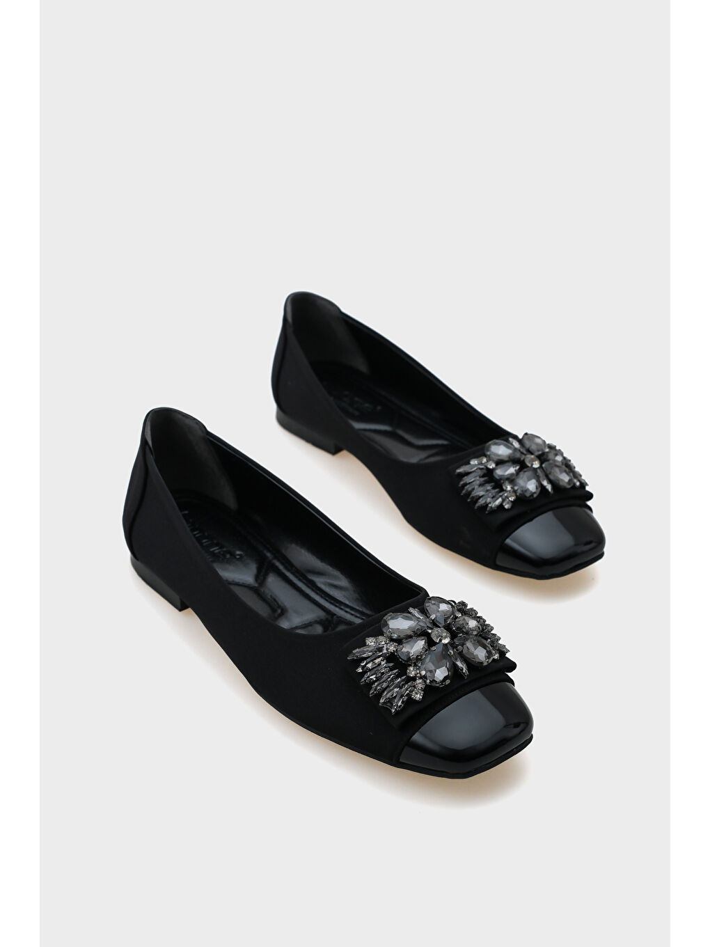 Siyah Agnes Burnu Metalli Taşlı Tokalı Babet-1