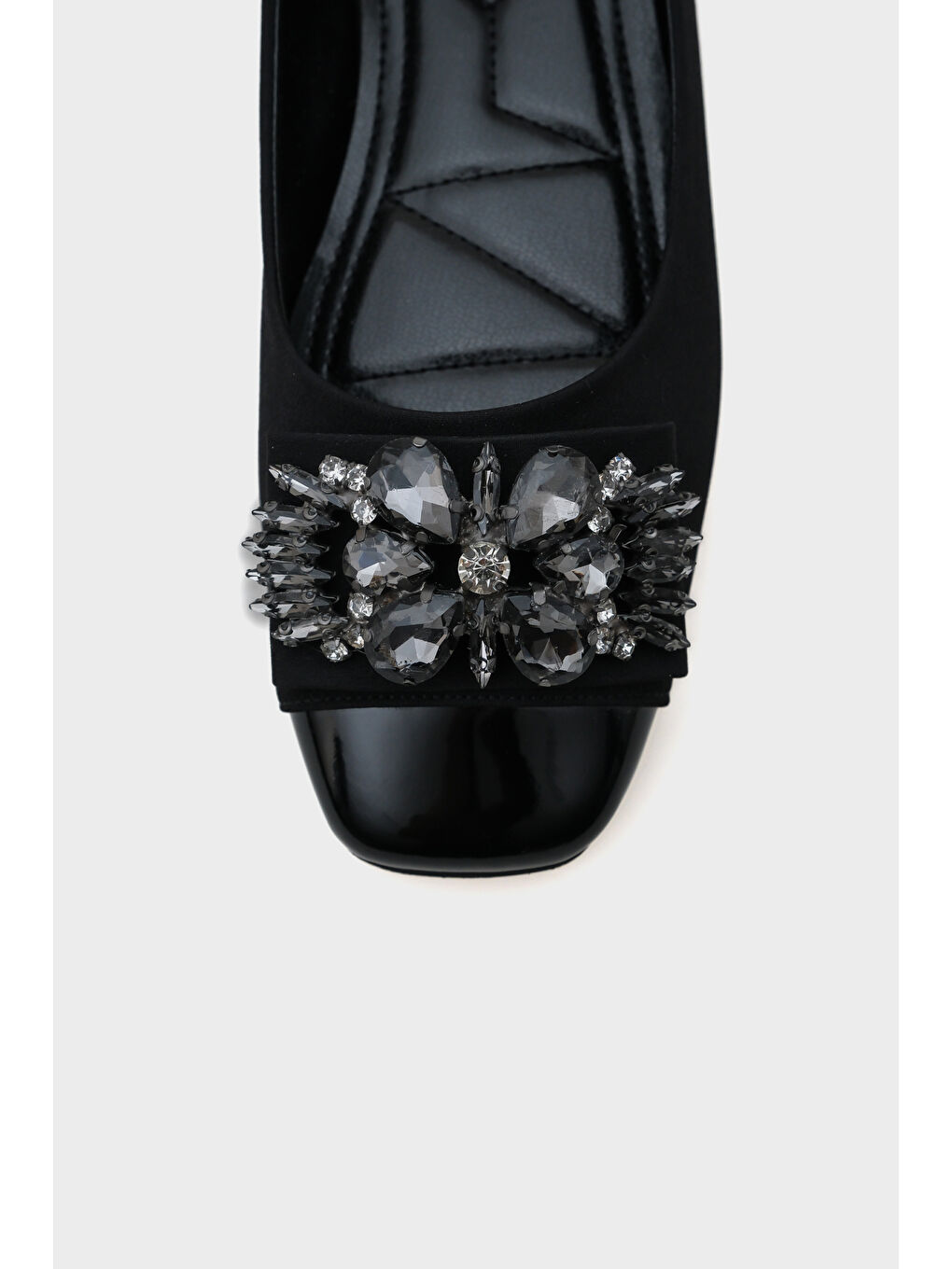 Siyah Agnes Burnu Metalli Taşlı Tokalı Babet-2