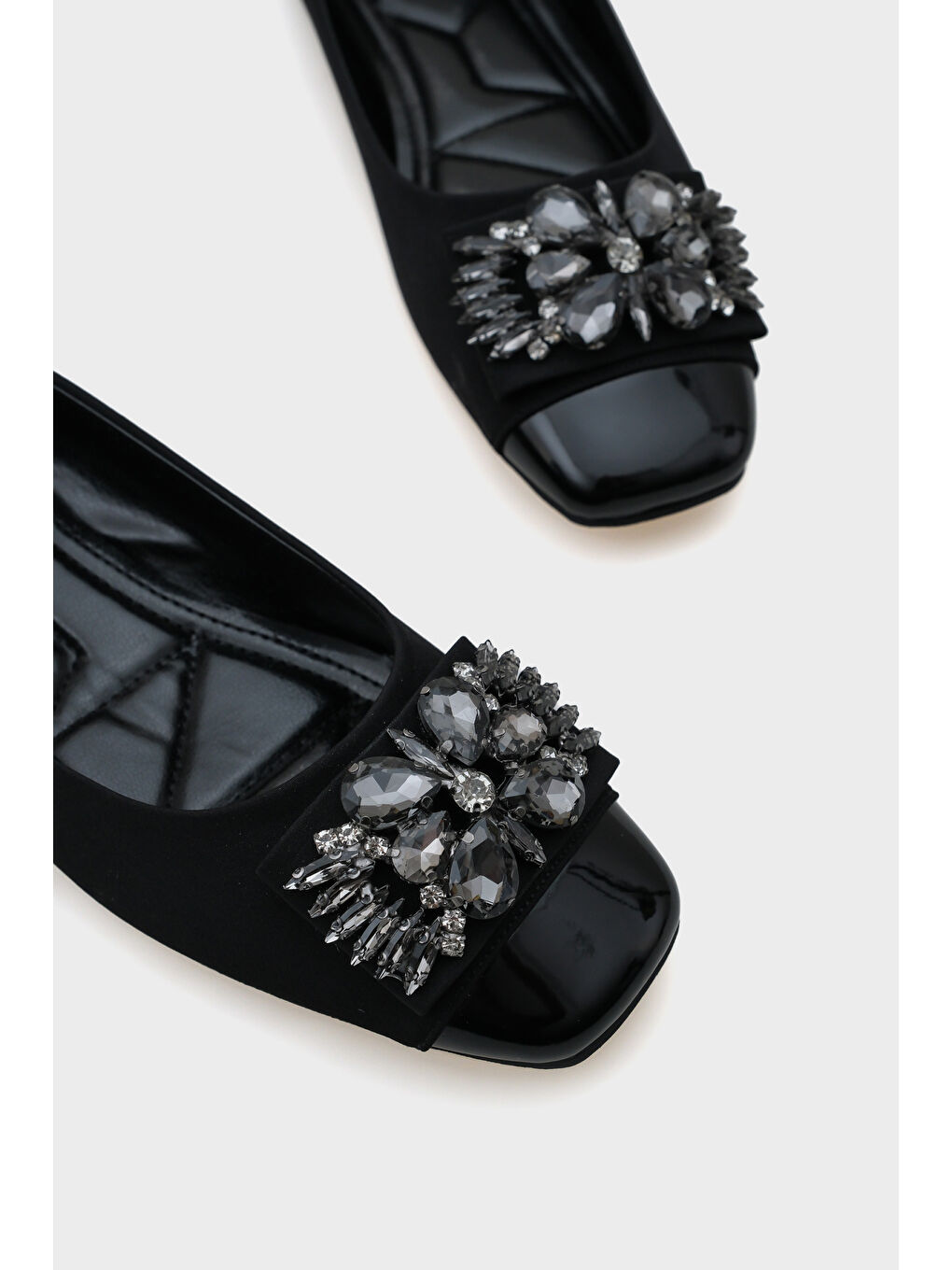 Siyah Agnes Burnu Metalli Taşlı Tokalı Babet-3