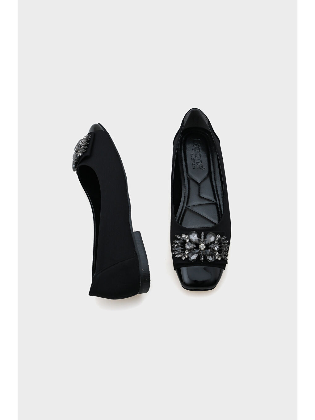 Siyah Agnes Burnu Metalli Taşlı Tokalı Babet-4