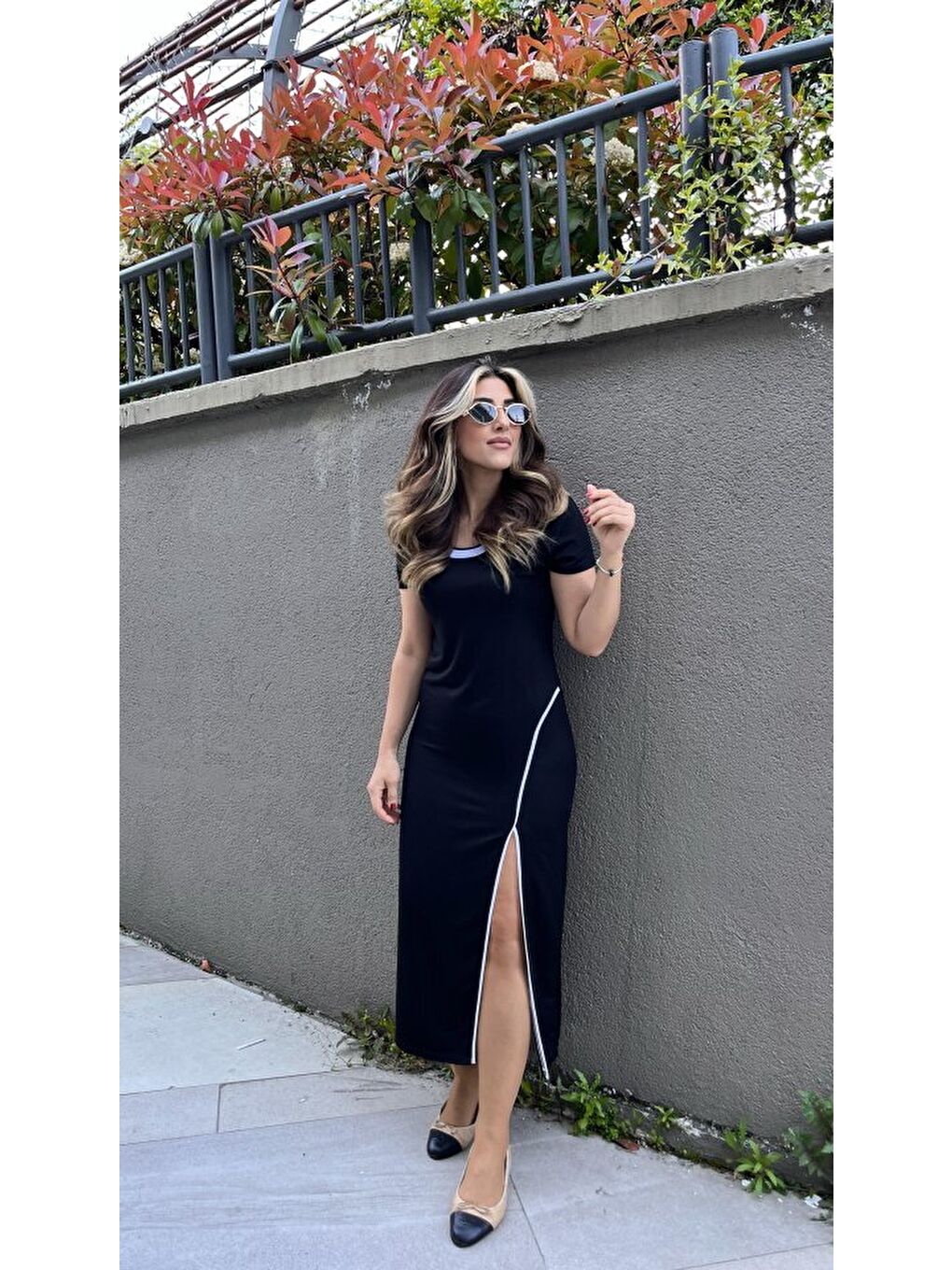 Siyah Kadın Yuvarlak Ribana Yaka Beyaz Yırtmaç Detaylı Viskon Tam Boy Elbise-1