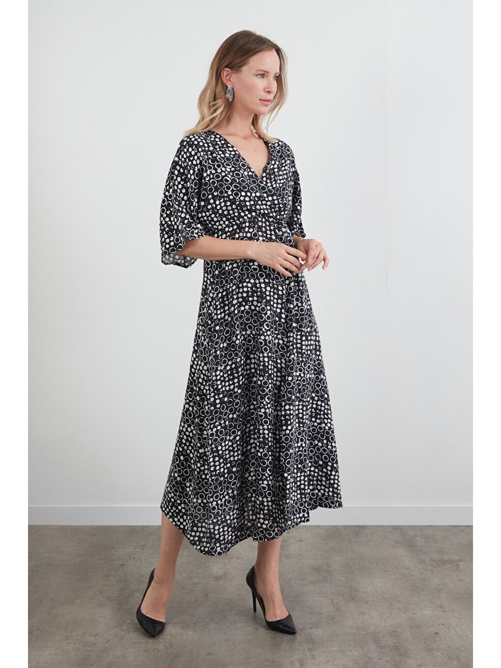 Siyah Halka Desenli Beli Lastikli V Yaka Elbise-1