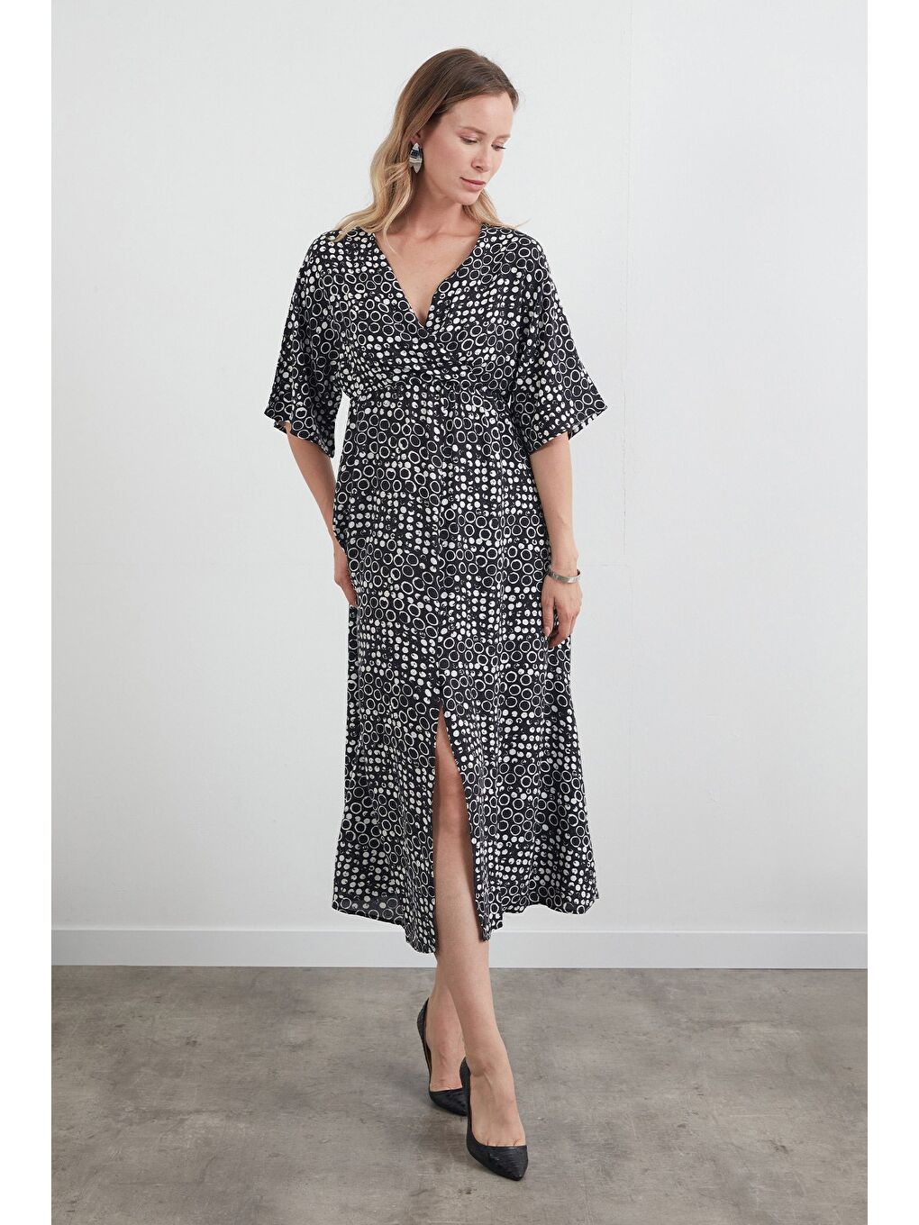 Siyah Halka Desenli Beli Lastikli V Yaka Elbise-2
