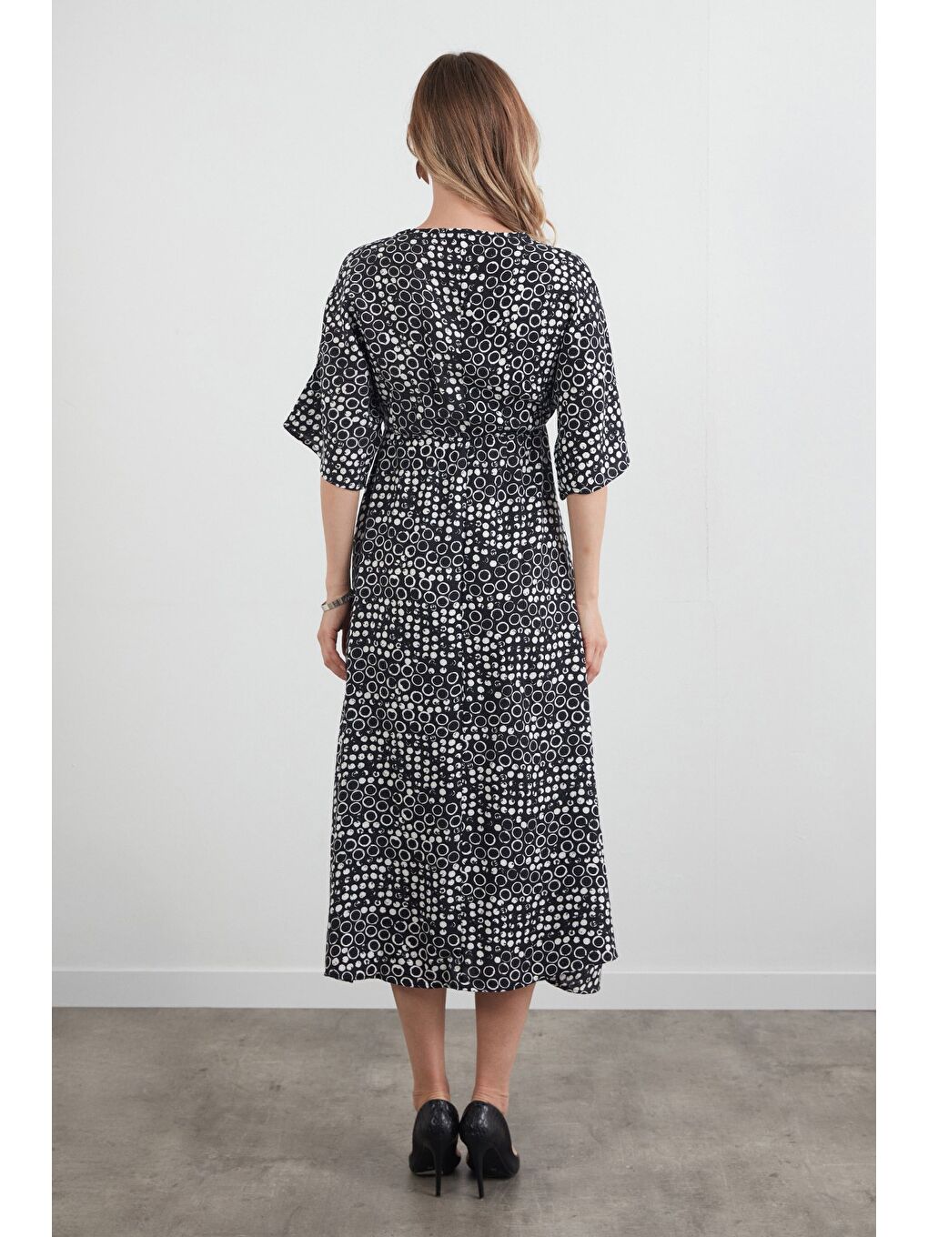 Siyah Halka Desenli Beli Lastikli V Yaka Elbise-3