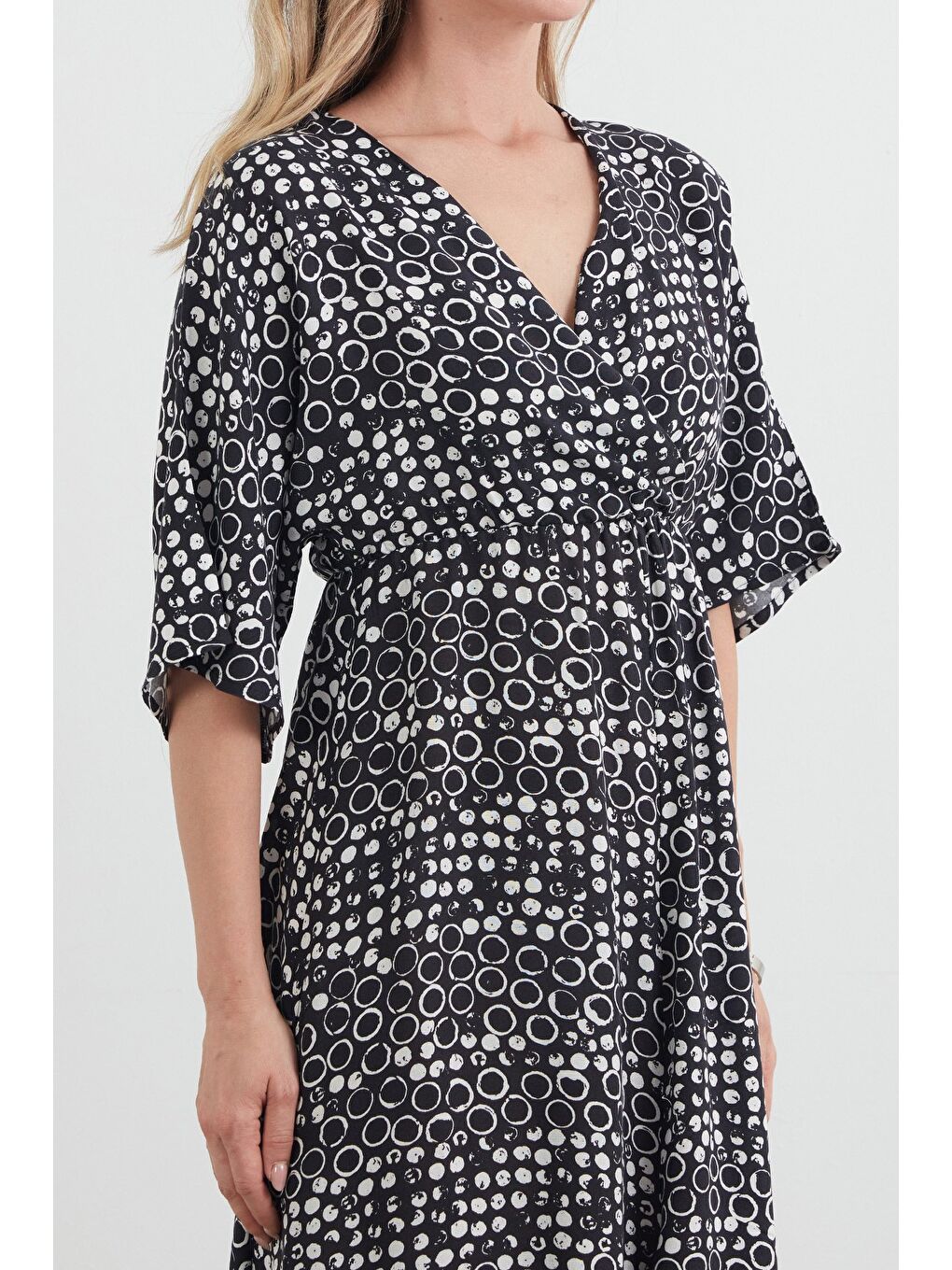 Siyah Halka Desenli Beli Lastikli V Yaka Elbise-4