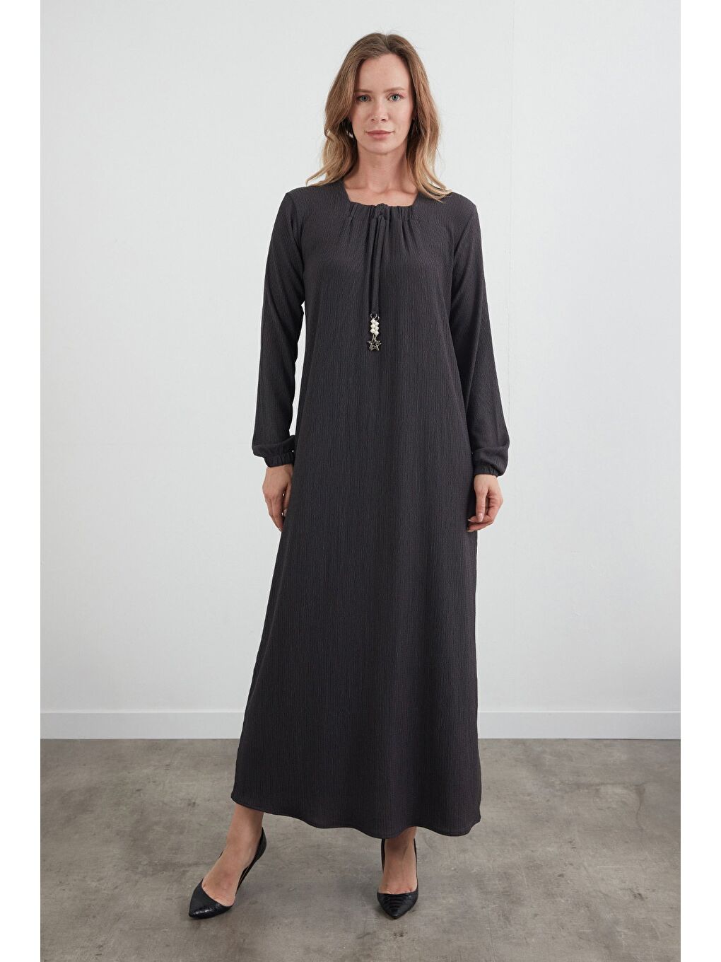 Antrasit Fullamodest Aksesuarlı Bürümcük Kumaş Büyük Beden Elbise