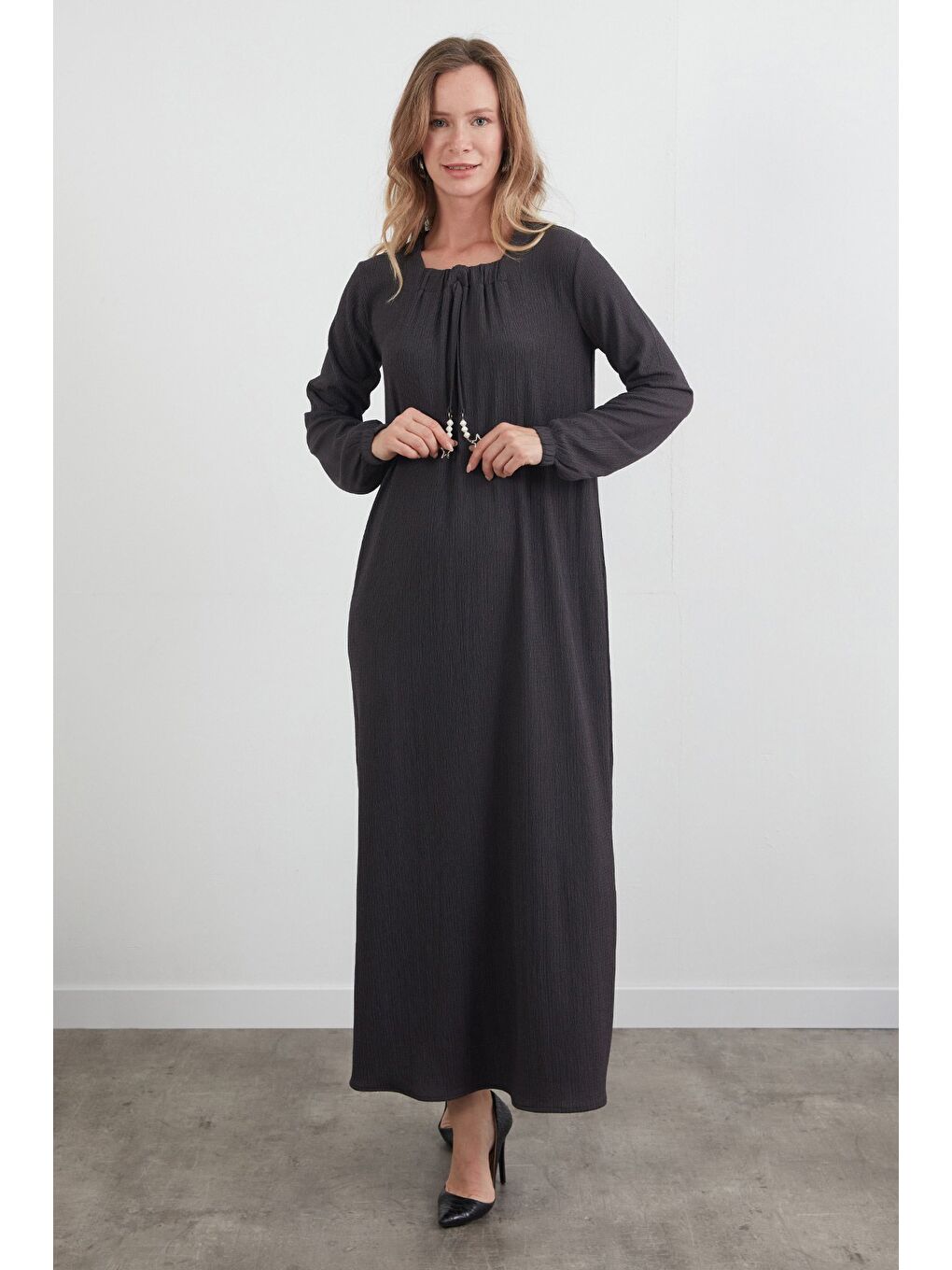 Antrasit Fullamodest Aksesuarlı Bürümcük Kumaş Büyük Beden Elbise-1