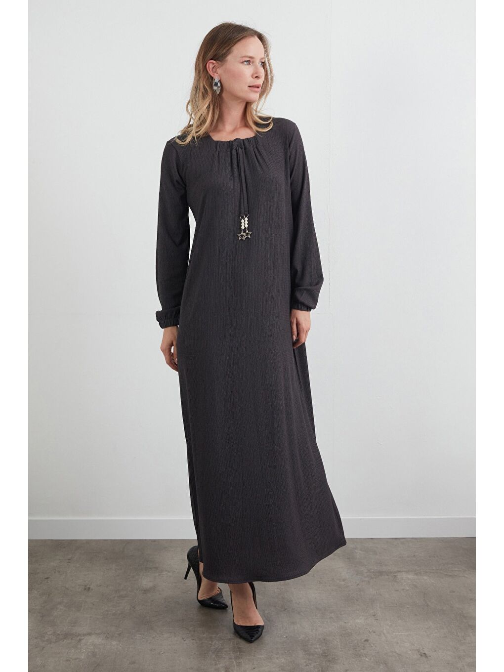 Antrasit Fullamodest Aksesuarlı Bürümcük Kumaş Büyük Beden Elbise-2