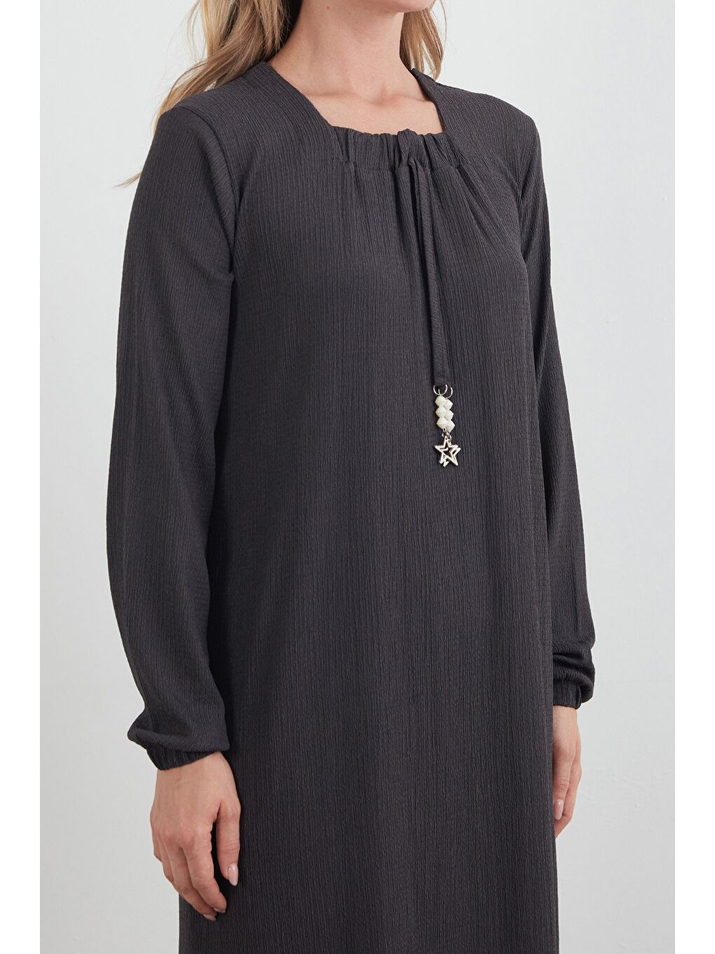 Antrasit Fullamodest Aksesuarlı Bürümcük Kumaş Büyük Beden Elbise-4