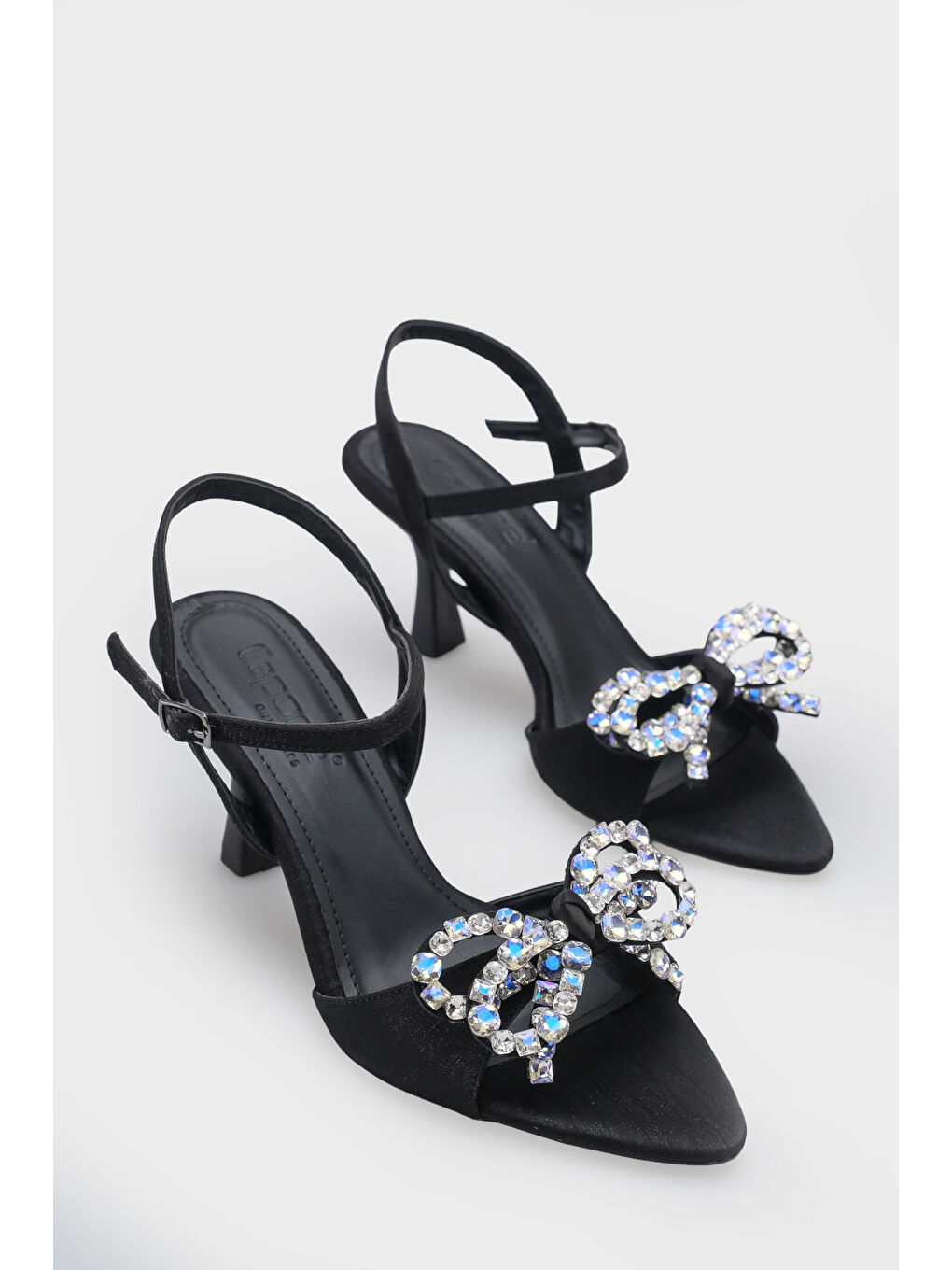 Siyah Cissie Sivri Burunlu Taşlı Bilekten Bantlı Saten Orta Topuklu Kadın Ayakkabı
