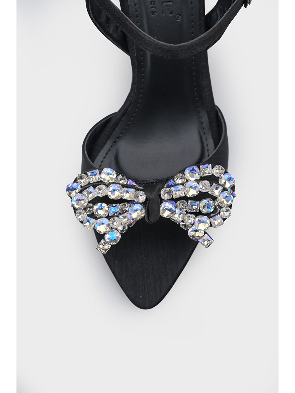 Siyah Cissie Sivri Burunlu Taşlı Bilekten Bantlı Saten Orta Topuklu Kadın Ayakkabı-3