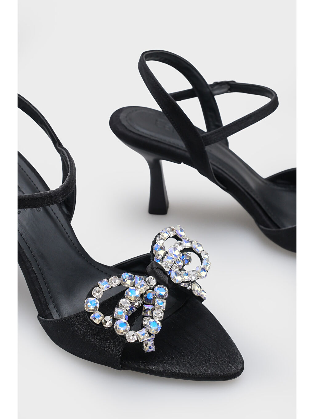 Siyah Cissie Sivri Burunlu Taşlı Bilekten Bantlı Saten Orta Topuklu Kadın Ayakkabı-5