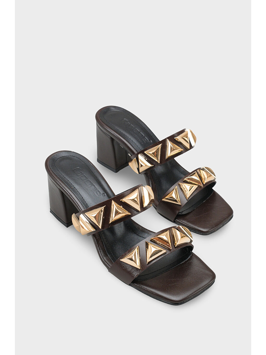 Kahverengi Aubrie Küt Burunlu Metal Aksesuarlı Orta Topuklu Kadın Terlik-1