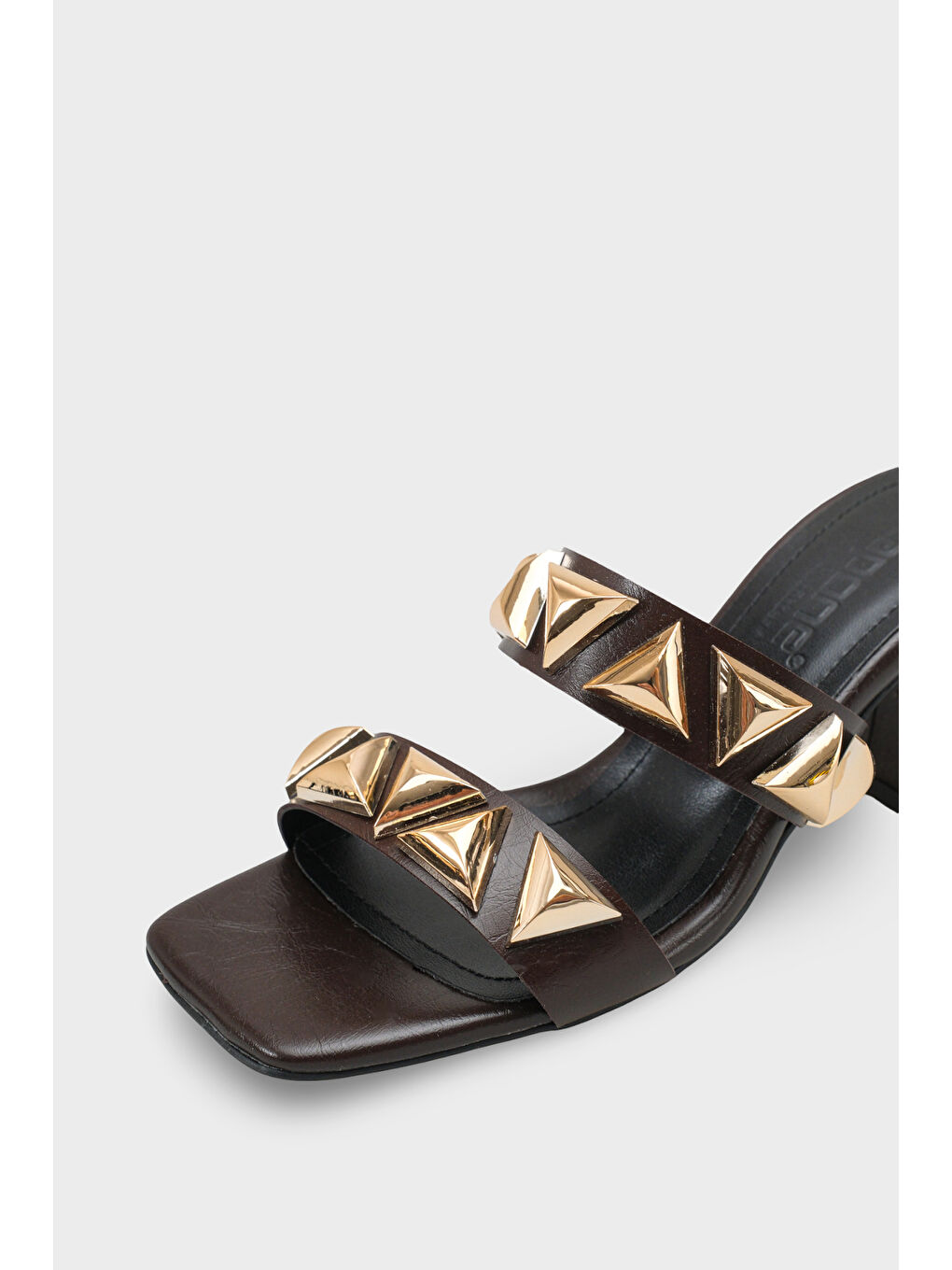 Kahverengi Aubrie Küt Burunlu Metal Aksesuarlı Orta Topuklu Kadın Terlik-2