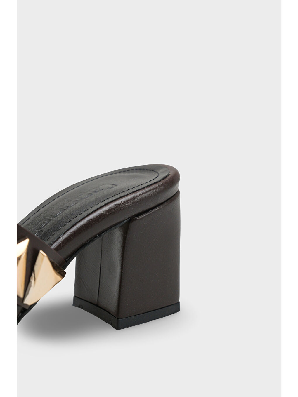 Kahverengi Aubrie Küt Burunlu Metal Aksesuarlı Orta Topuklu Kadın Terlik-3