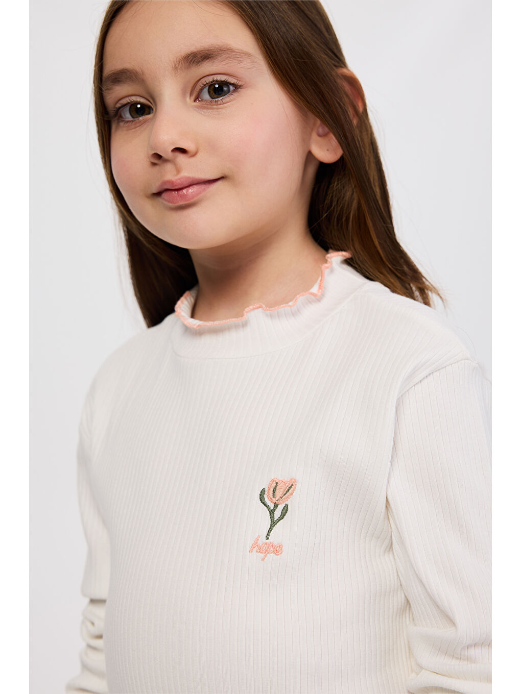 Kız Çocuk Yakası Ve Kol Ucu Dikişli Nakışlı Uzun Kollu Ekru Tişört-1
