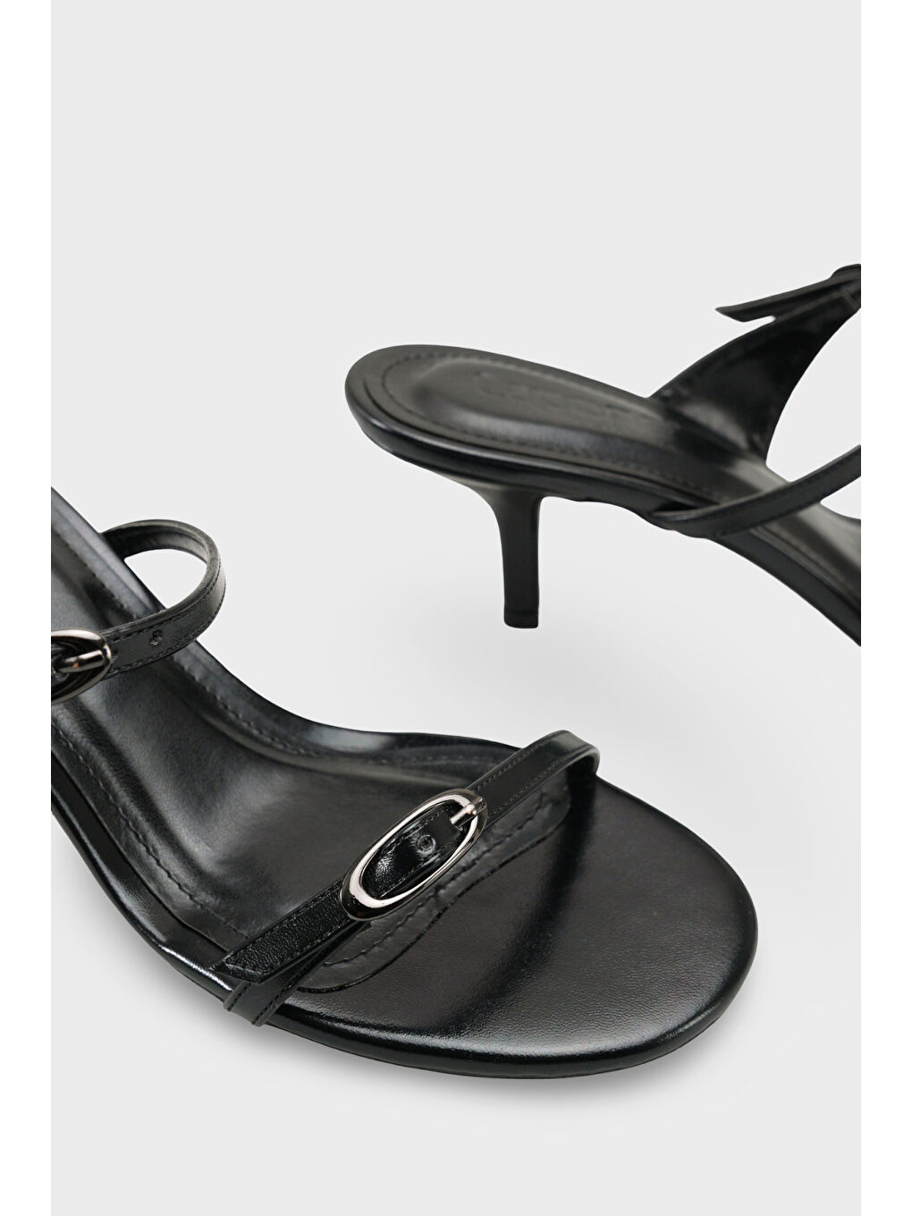 Siyah Gerda Yuvarlak Burunlu Çift Tokalı Orta Topuklu Kadın Terlik-3