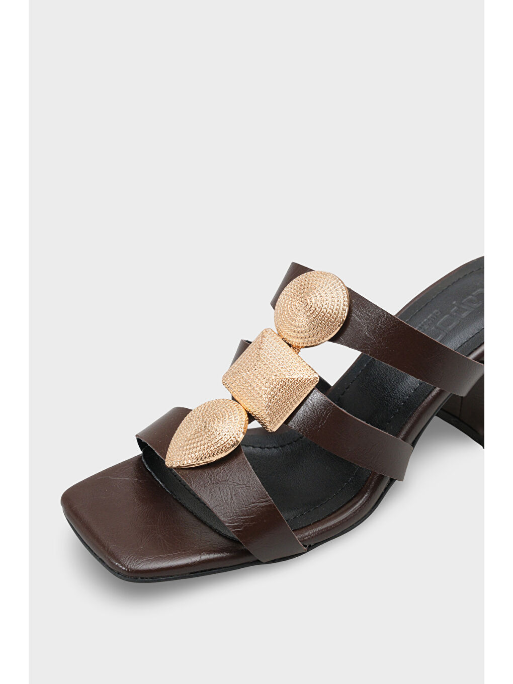 Kahverengi Lacey Küt Burunlu Metal Aksesuarlı Orta Topuklu Kadın Terlik-2