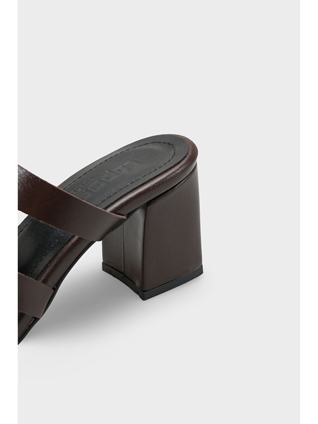 Kahverengi Lacey Küt Burunlu Metal Aksesuarlı Orta Topuklu Kadın Terlik-3