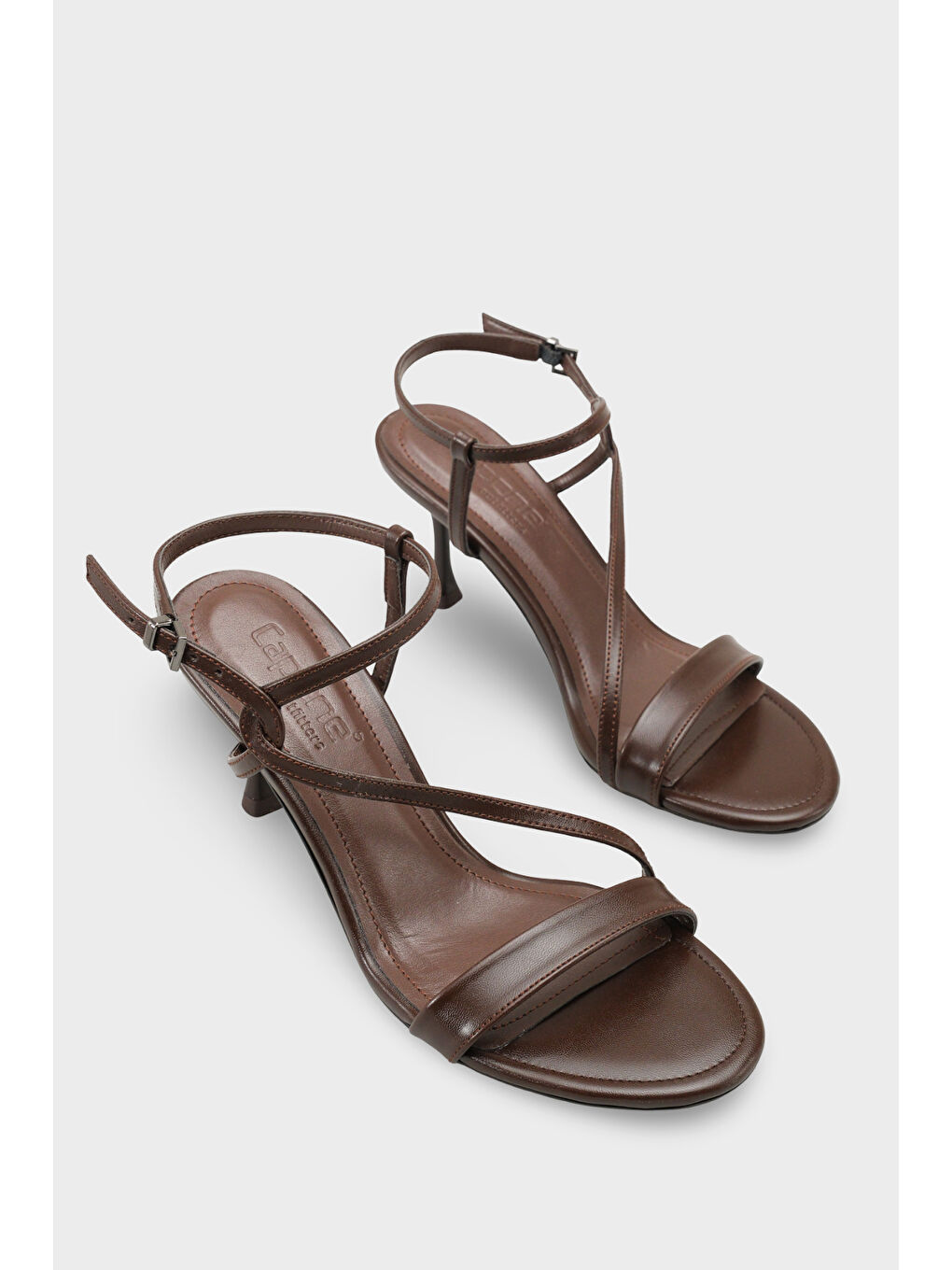 Kahverengi Corilla Yuvarlak Burunlu Orta Topuklu Bilekten Bantlı Kadın Ayakkabı