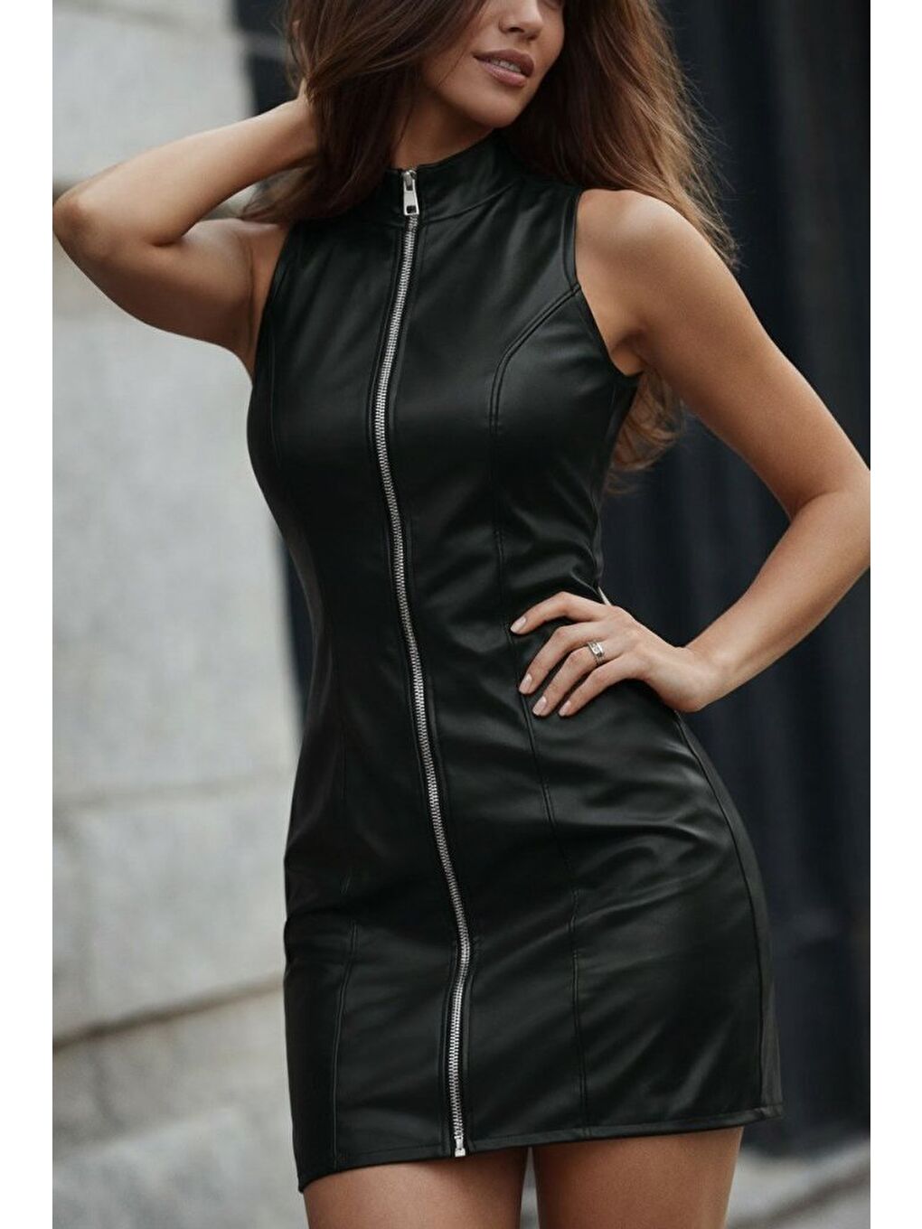 Siyah Kadın Kolsuz Balıkçı Yaka önden Fermuarlı Kısa Deri Elbise-2