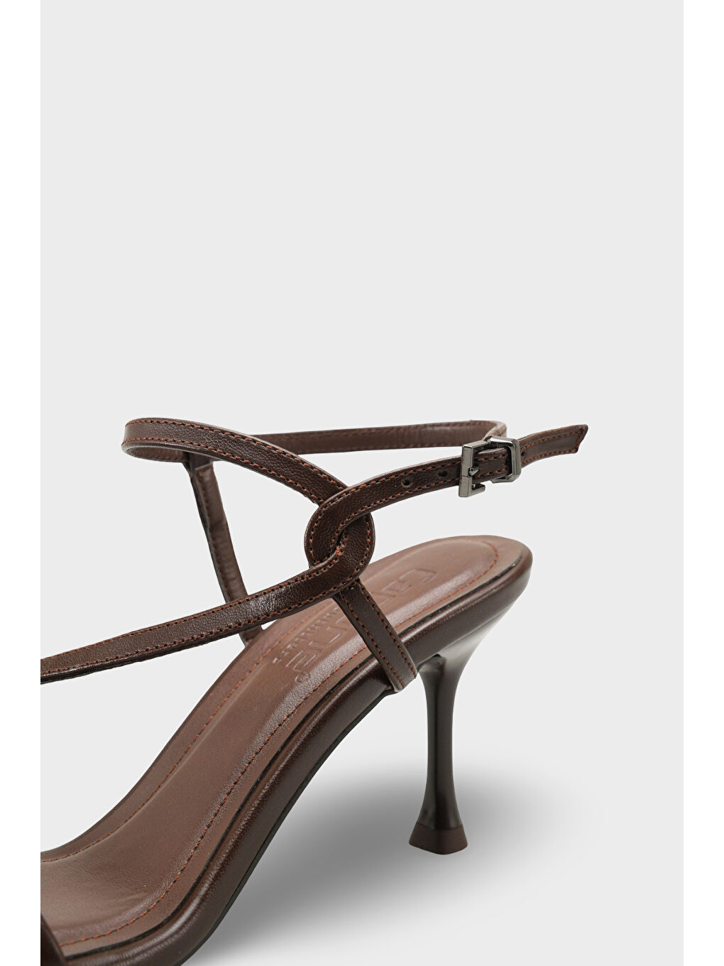 Kahverengi Corilla Yuvarlak Burunlu Orta Topuklu Bilekten Bantlı Kadın Ayakkabı-4