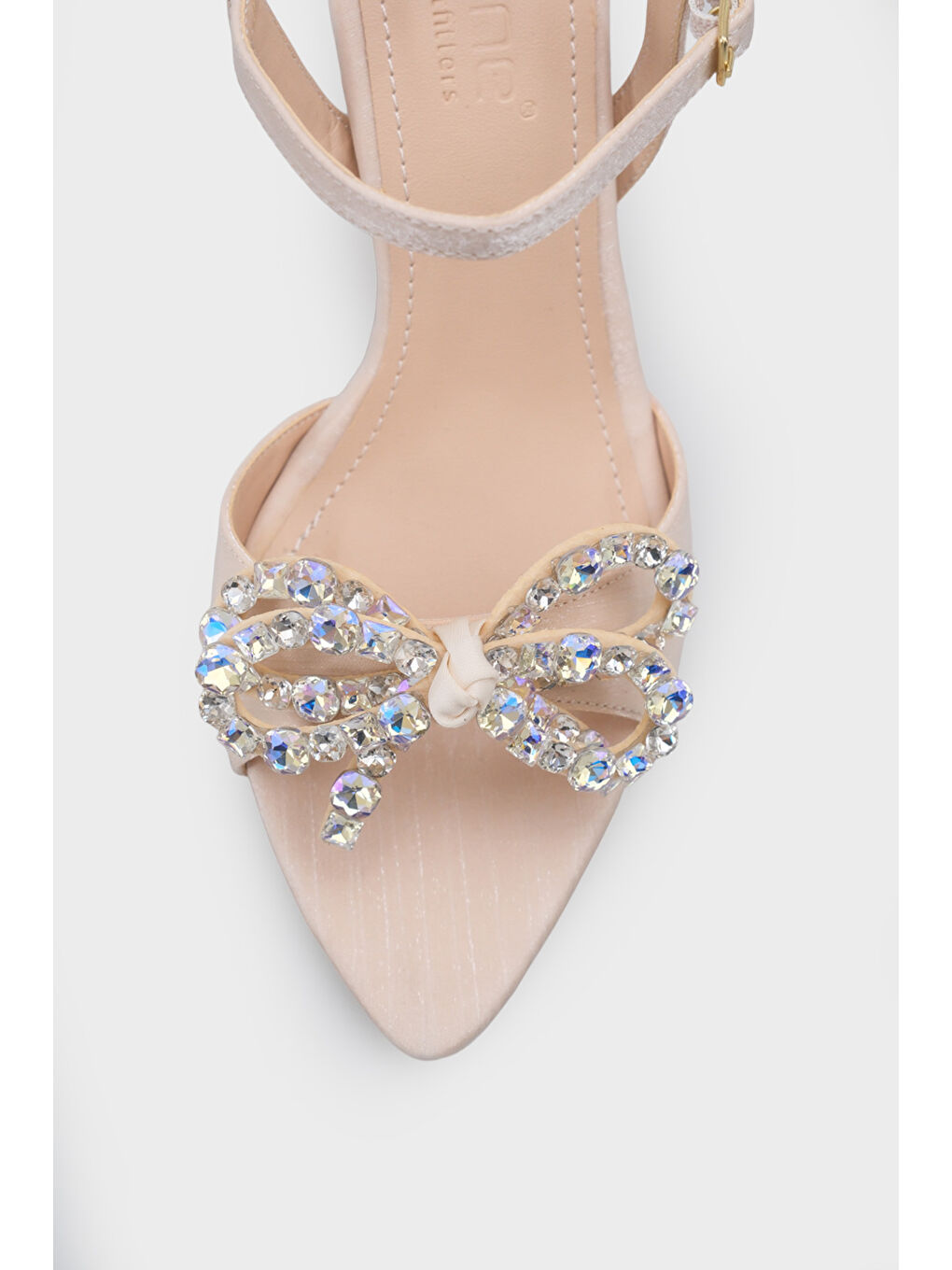 Bej Cissie Sivri Burunlu Taşlı Bilekten Bantlı Saten Orta Topuklu Kadın Ayakkabı-3