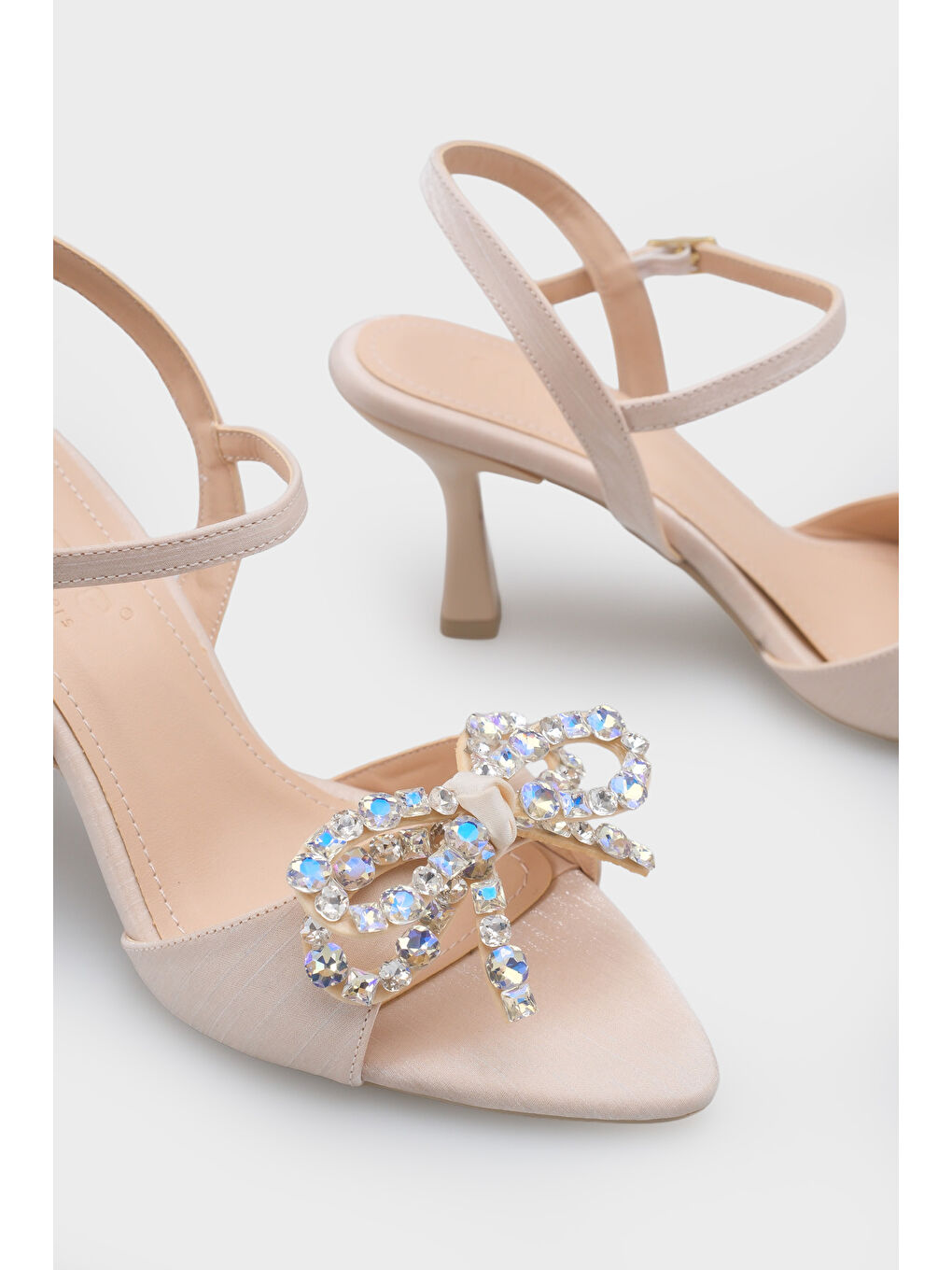 Bej Cissie Sivri Burunlu Taşlı Bilekten Bantlı Saten Orta Topuklu Kadın Ayakkabı-6
