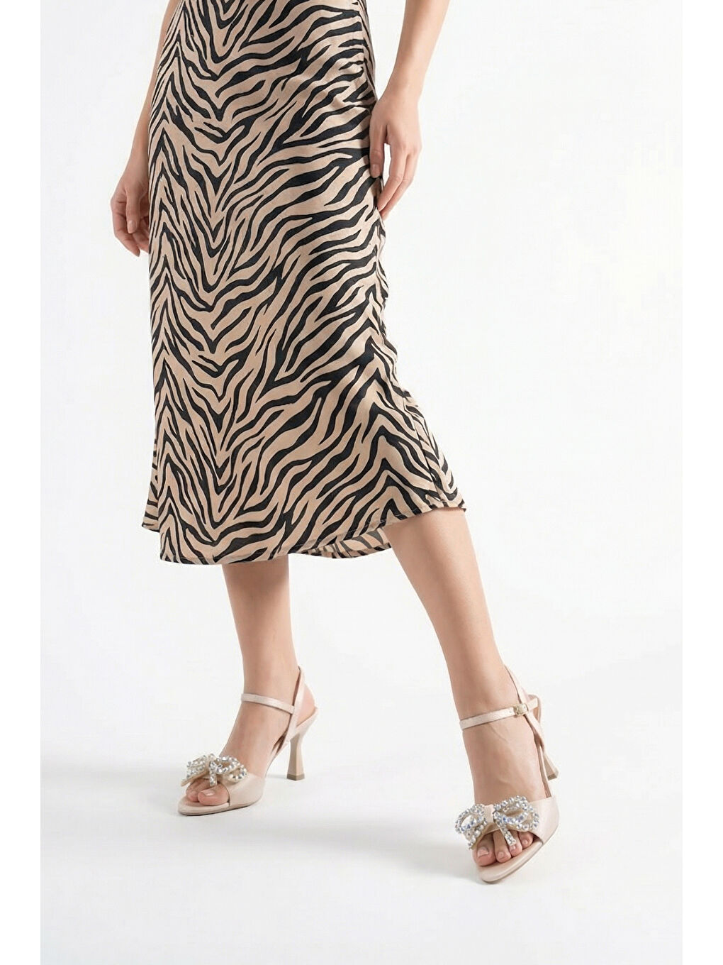 Bej Cissie Sivri Burunlu Taşlı Bilekten Bantlı Saten Orta Topuklu Kadın Ayakkabı-7