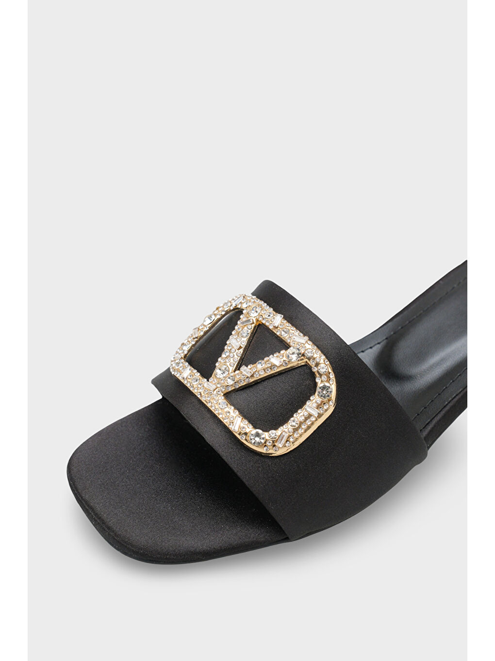 Siyah Yuvarlak Küt Burunlu Taşlı Tokalı Saten Kısa Topuklu Kadın Terlik-2