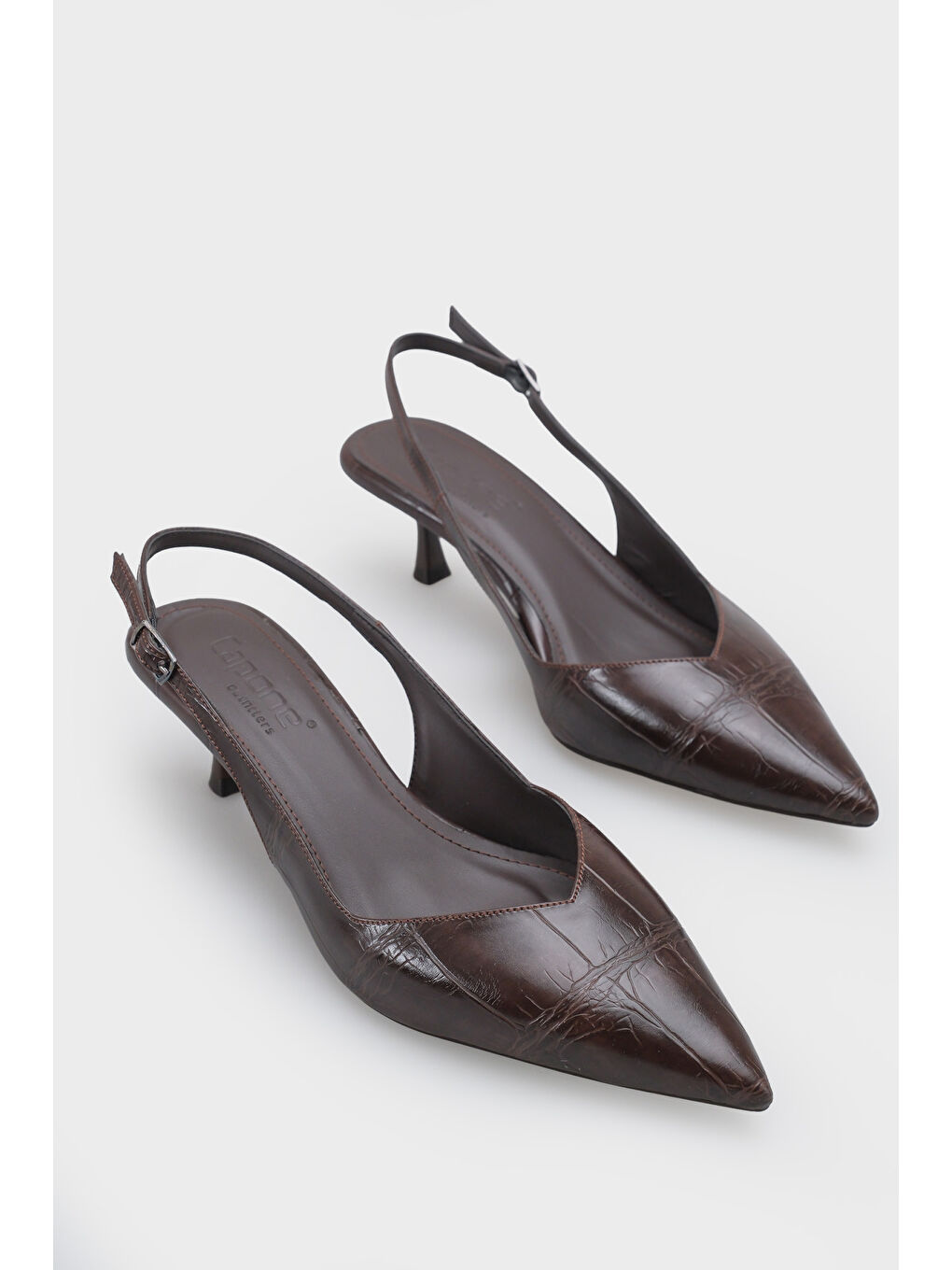 Kahverengi Yoki Sivri Burunlu Arkası Bantlı Orta Topuklu Kadın Ayakkabı