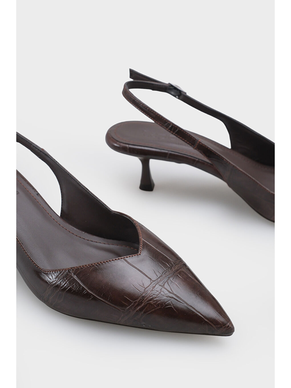 Kahverengi Yoki Sivri Burunlu Arkası Bantlı Orta Topuklu Kadın Ayakkabı-6